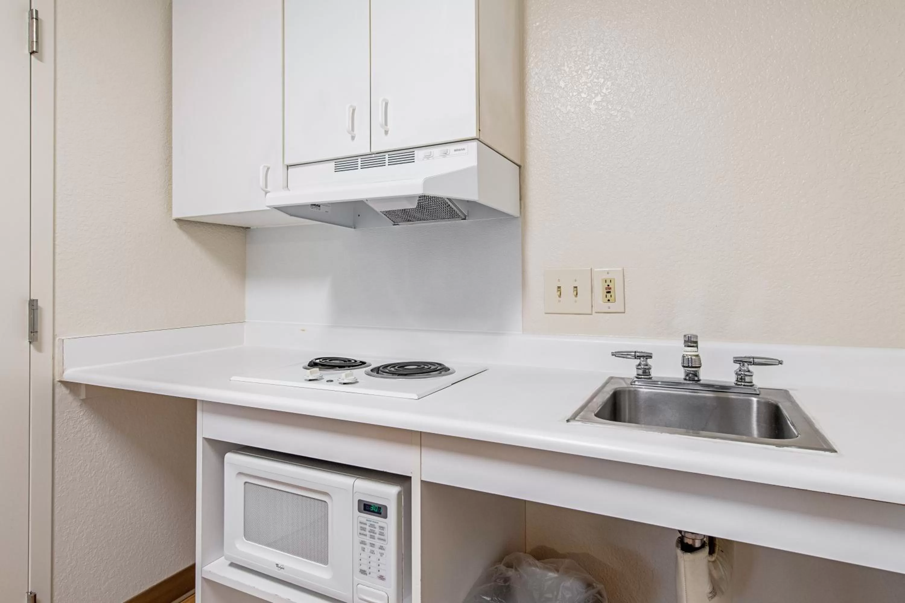 Photo of the whole room in HomeTowne Studios by Red Roof Tacoma - Puyallup