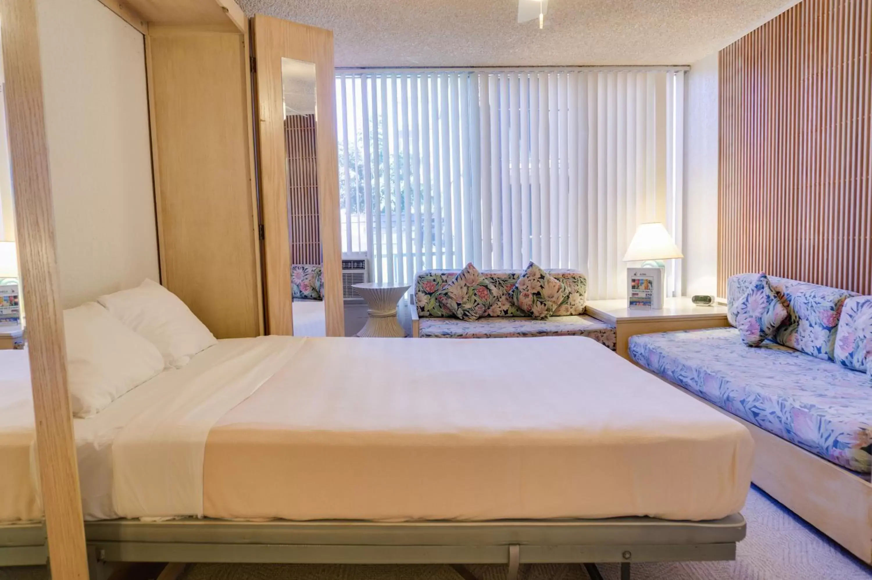 Bed in Kuhio Banyan Hotel (with Kitchenettes)