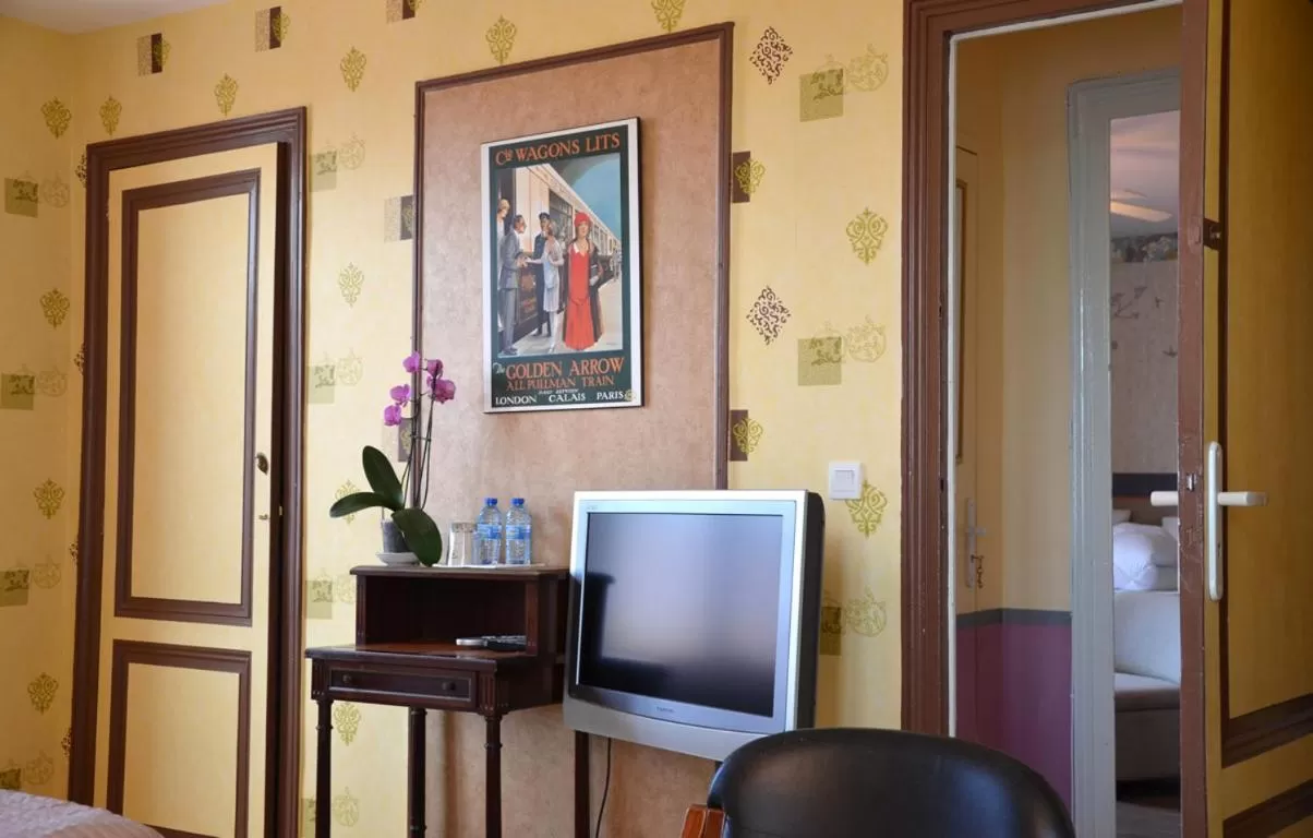 Decorative detail, TV/Entertainment Center in Avenue de la Gare