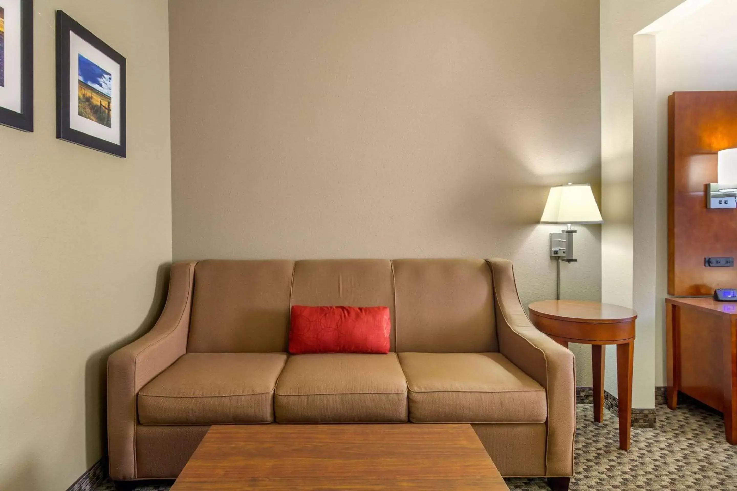 Photo of the whole room, Seating Area in Comfort Inn Sterling
