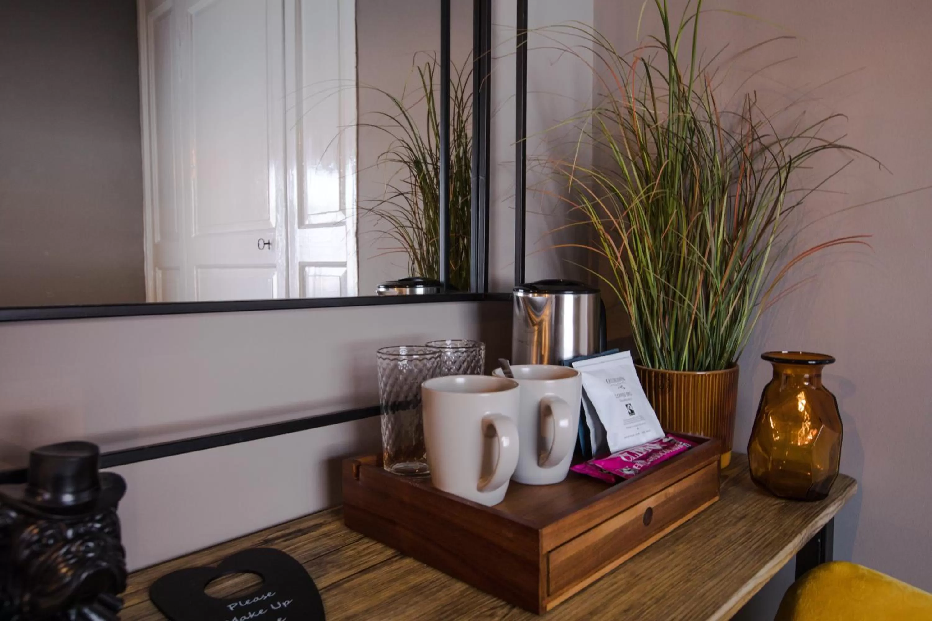 The Wheatsheaf Pub, Kitchen & Rooms