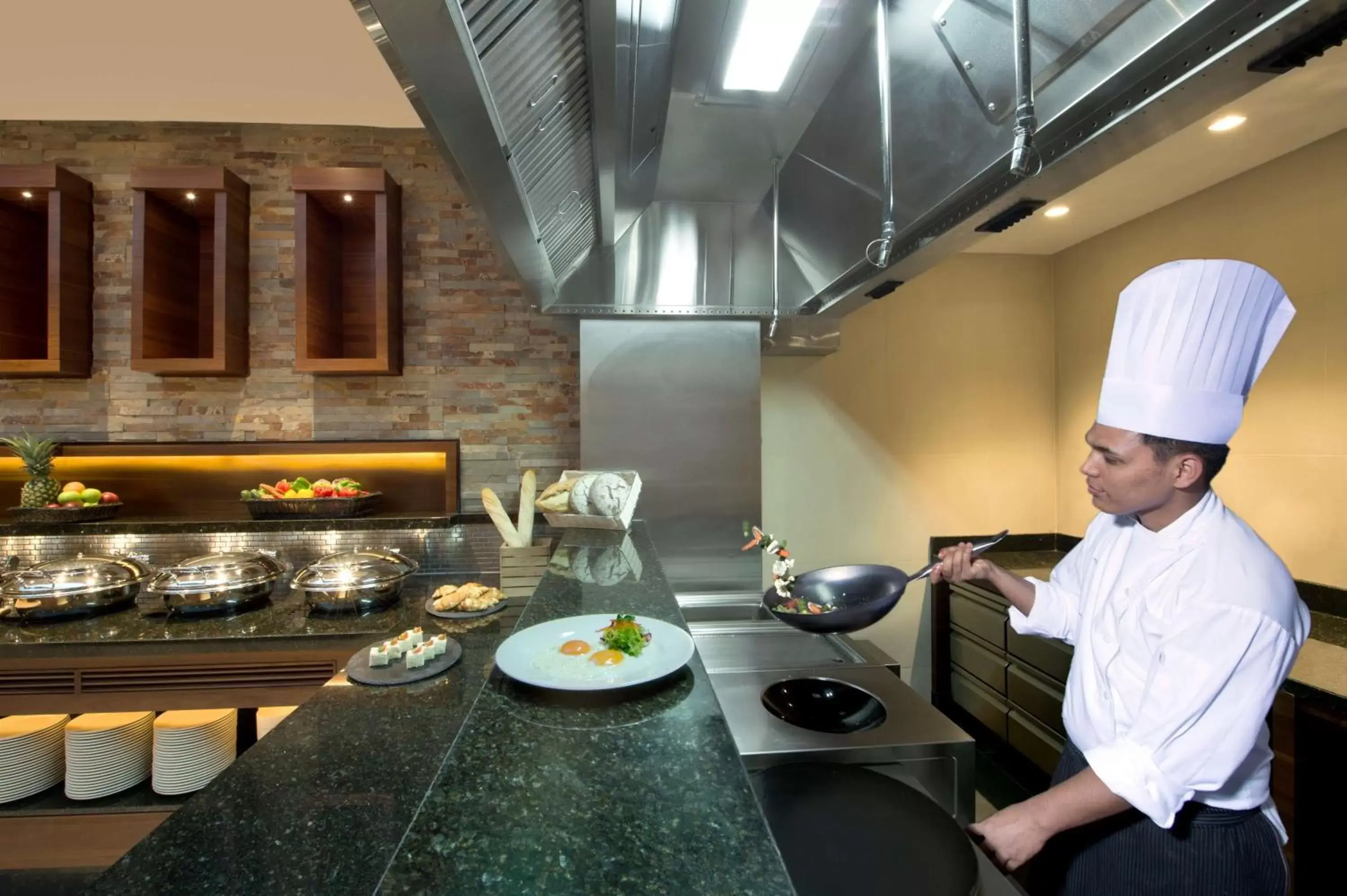 Restaurant/places to eat, Kitchen/Kitchenette in Hilton Garden Inn Dubai Al Muraqabat - Deira