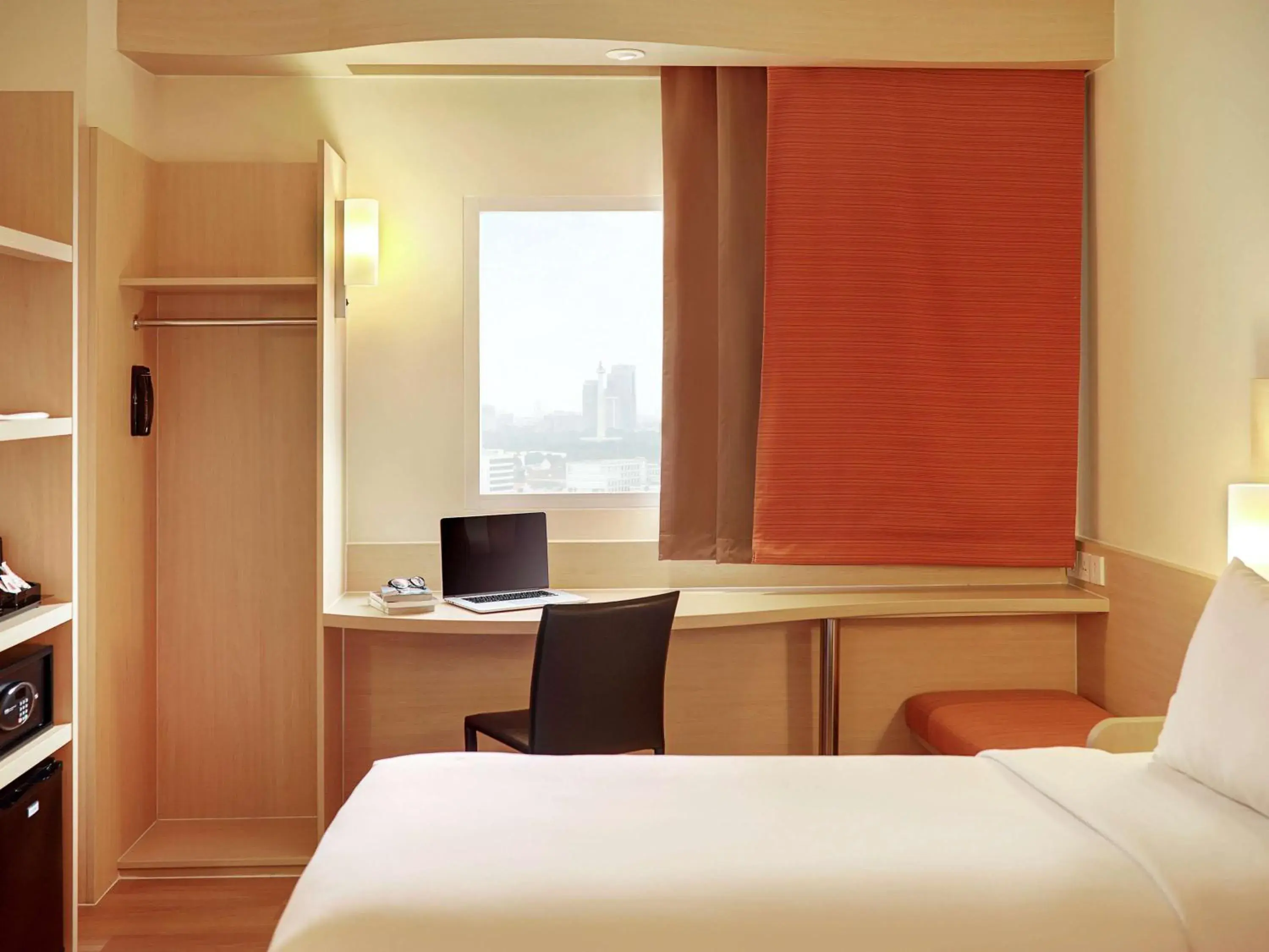 Photo of the whole room, Bed in Ibis Jakarta Harmoni