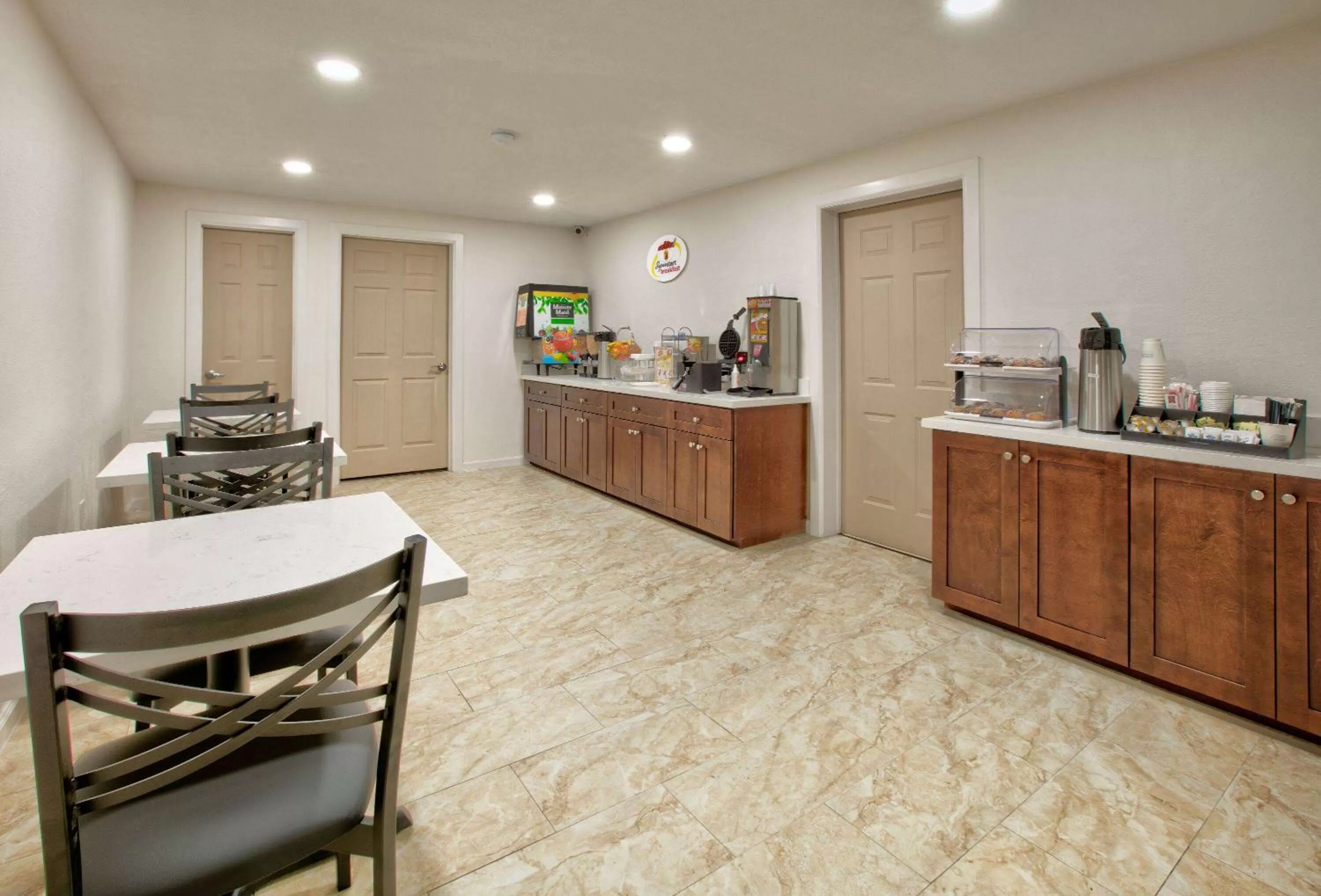 Breakfast in Super 8 by Wyndham Victoria - South - Hwy 59