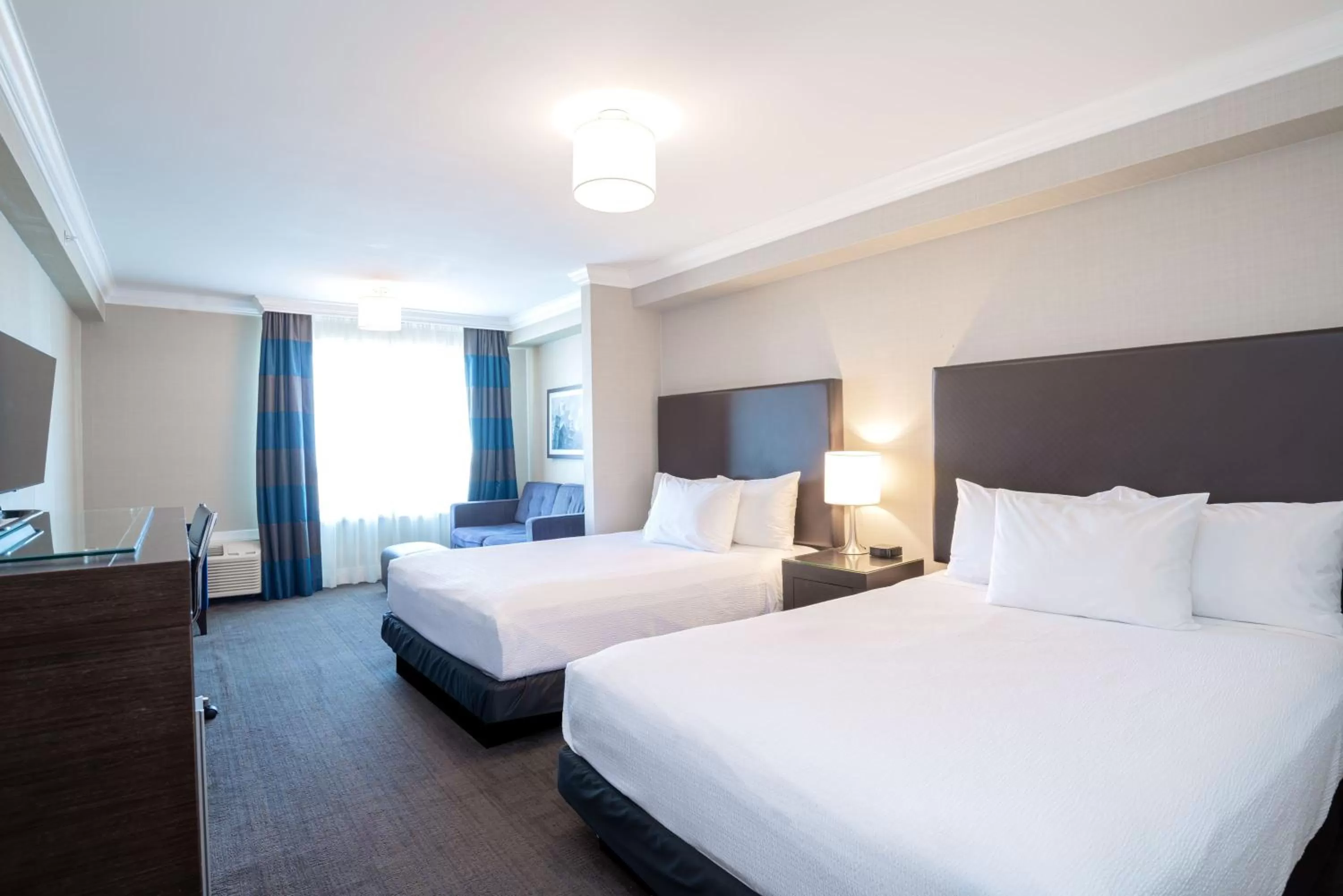 Photo of the whole room, Bed in Sandman Hotel Oakville