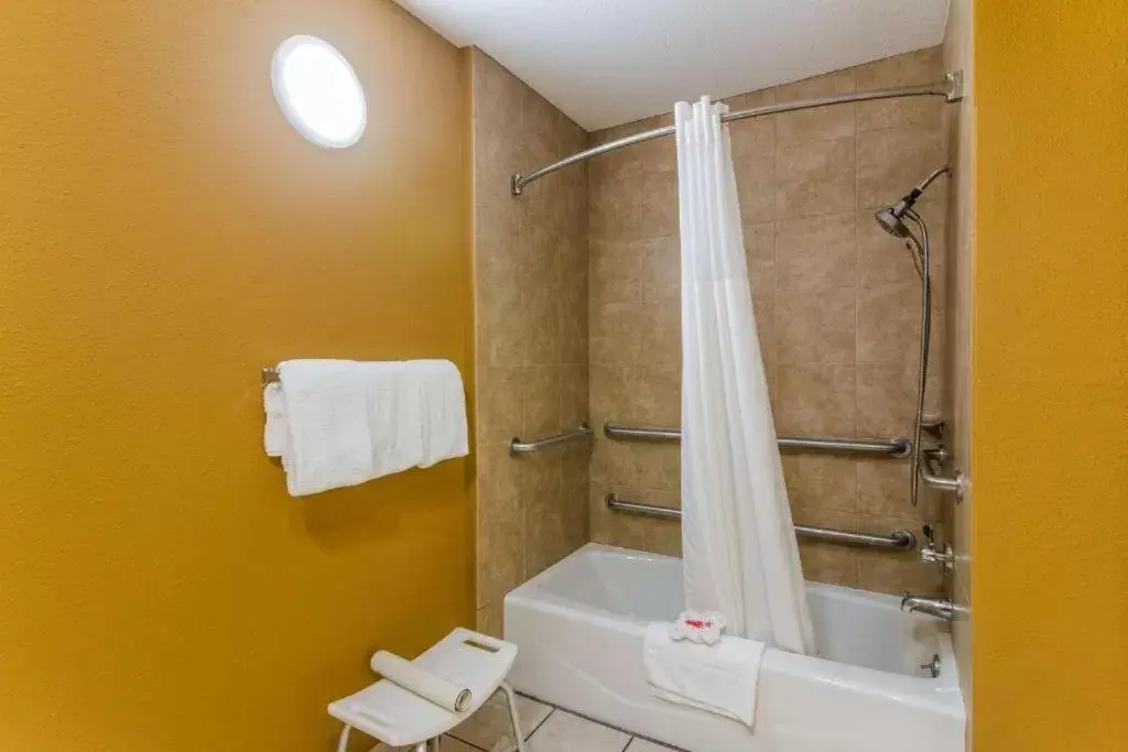 Bathroom in Econo Lodge Hesperia - Victorville I-15