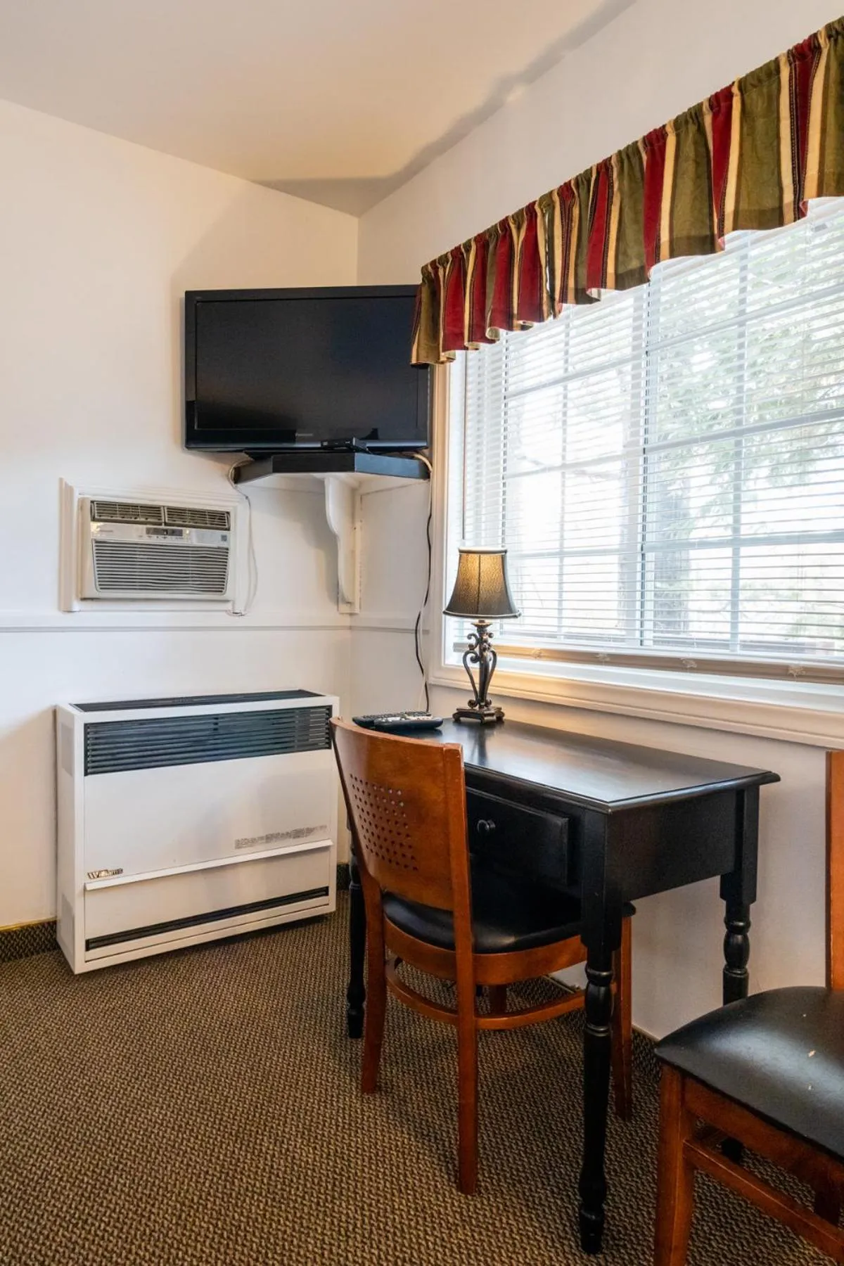 Saddleback Inn at Lake Arrowhead