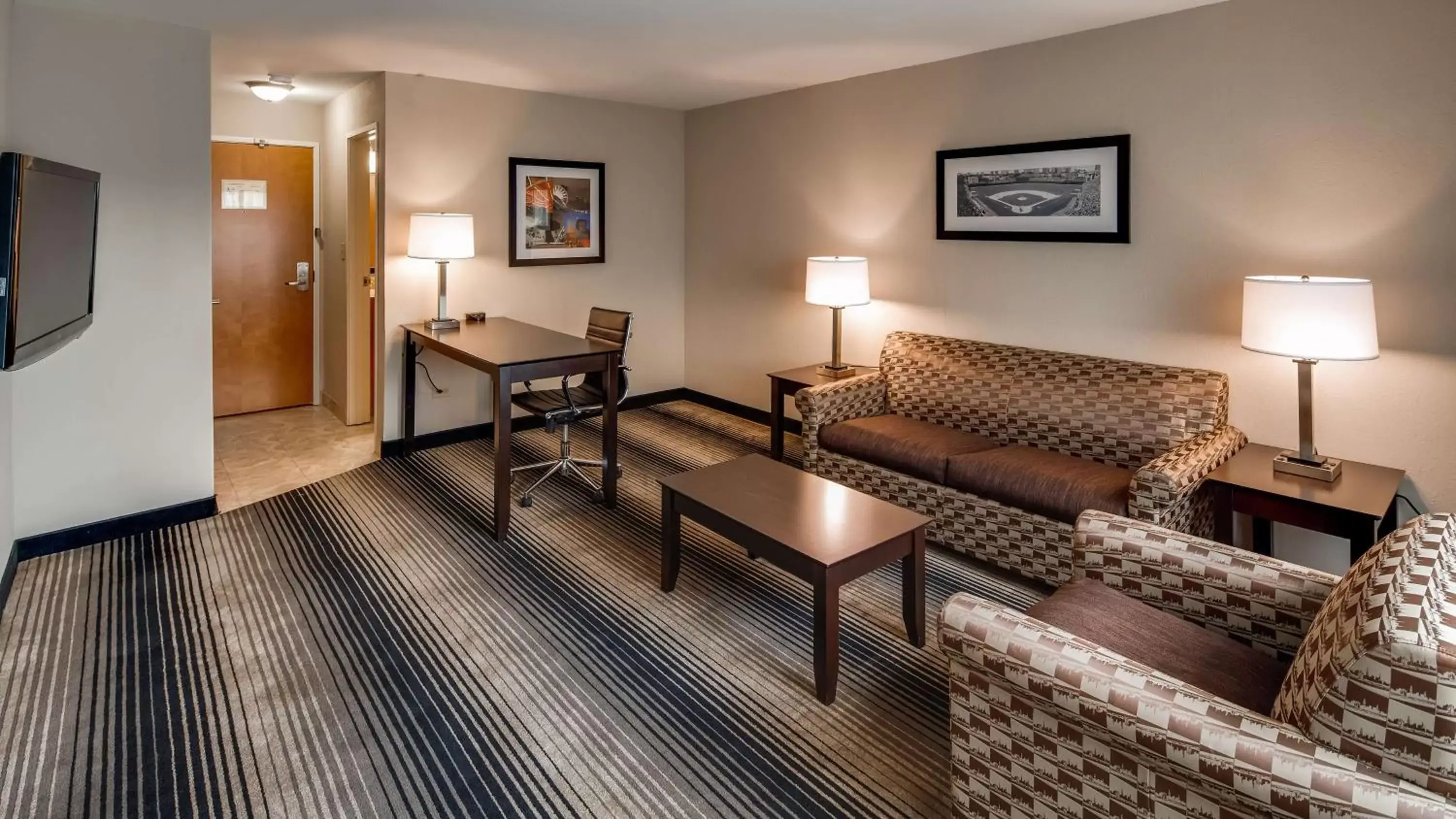 Photo of the whole room, Seating Area in Best Western Plus Hyde Park Chicago Hotel