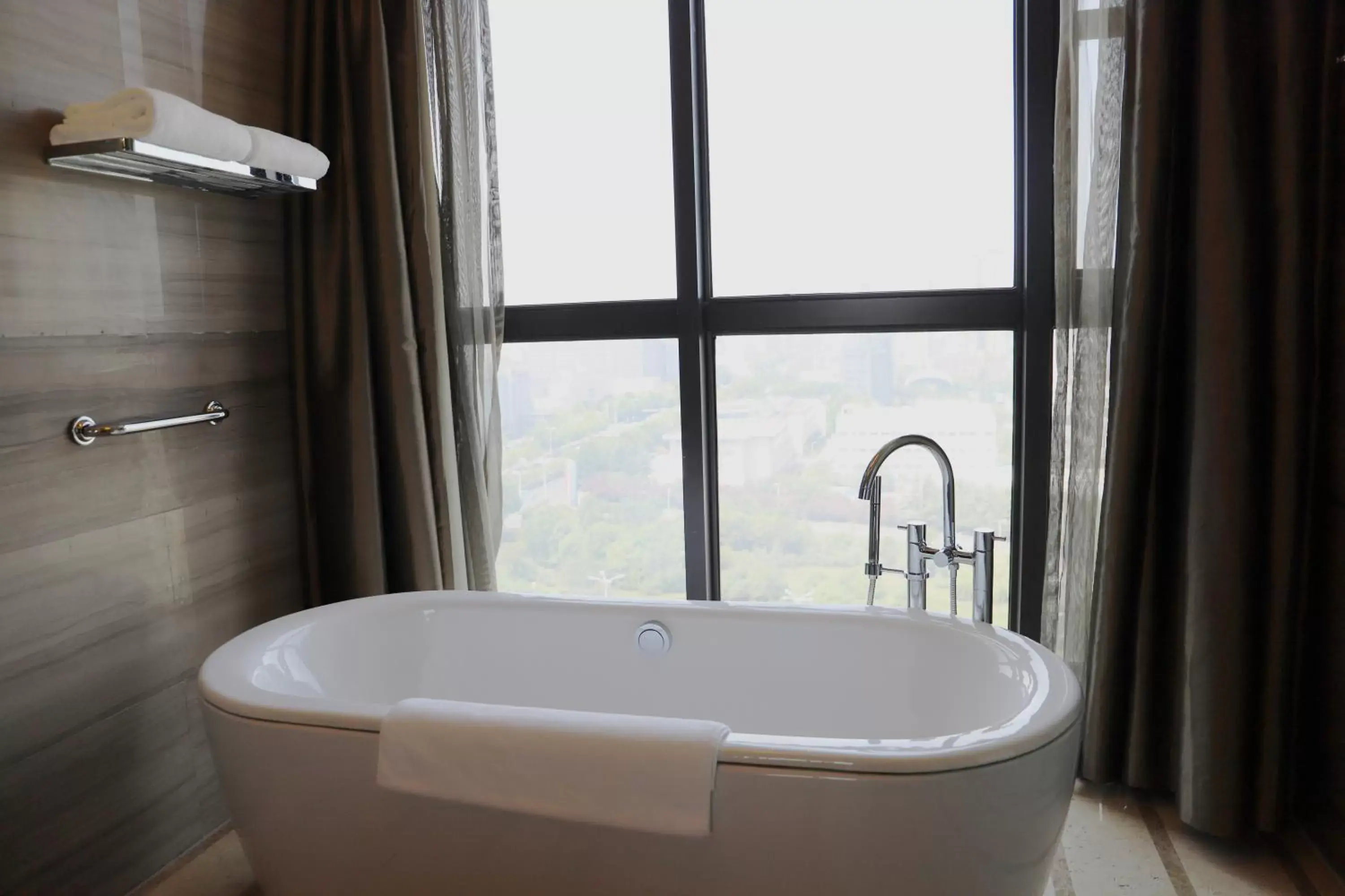 Hot Tub, Bathroom in Crowne Plaza Hefei, an IHG Hotel