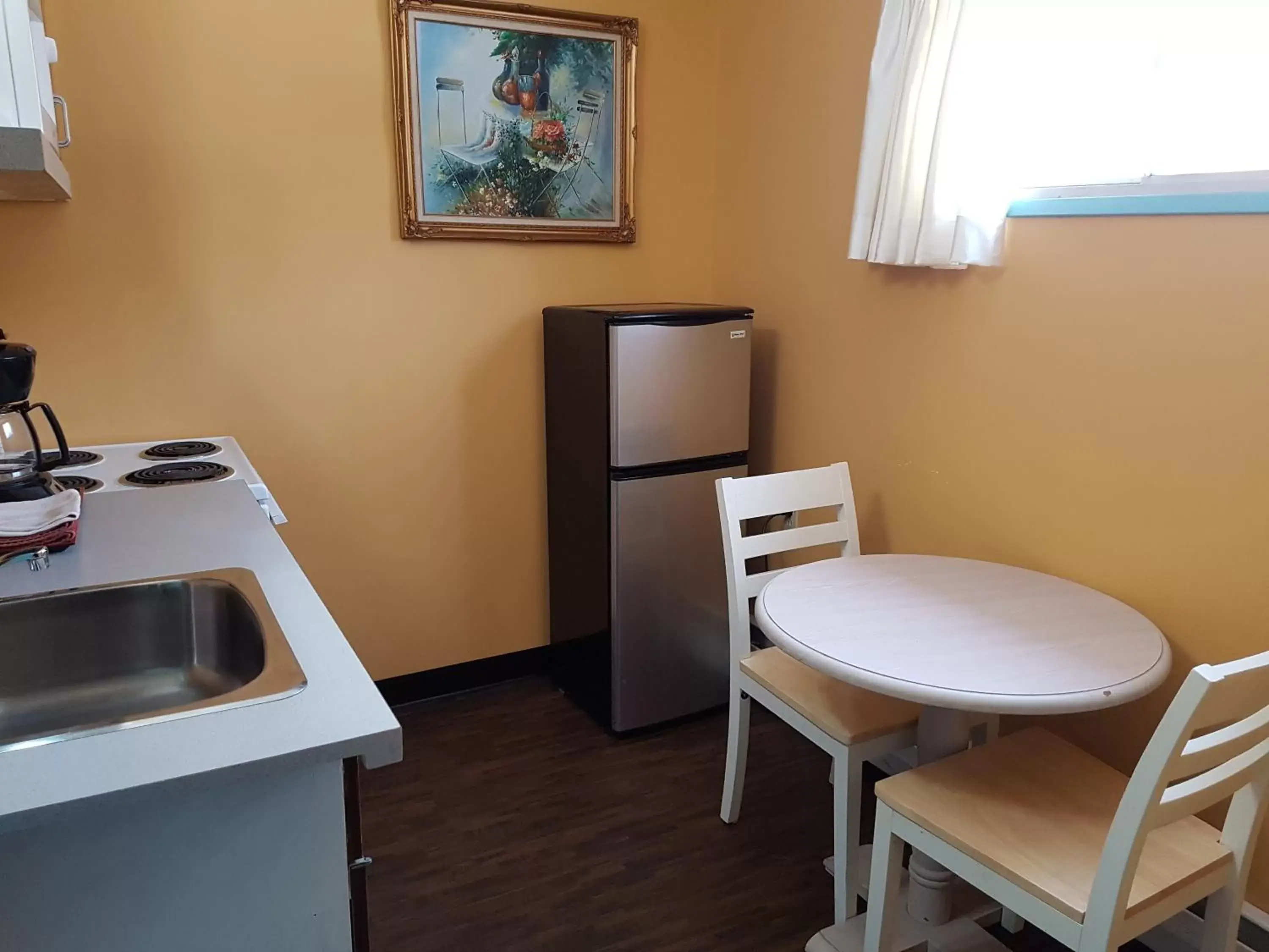 Kitchen or kitchenette in Alpine Inn & Suites