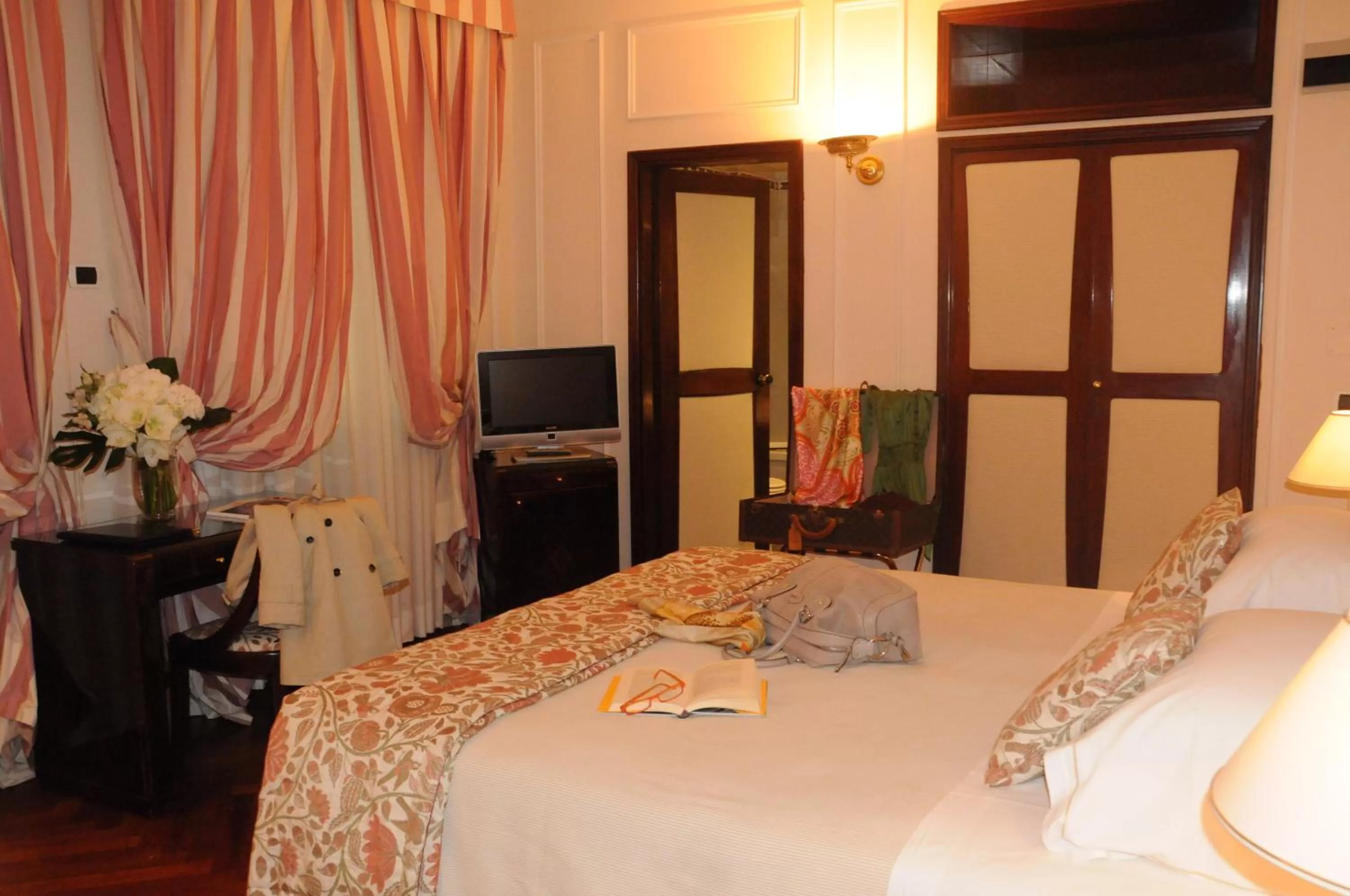 Bed in Hotel De La Ville