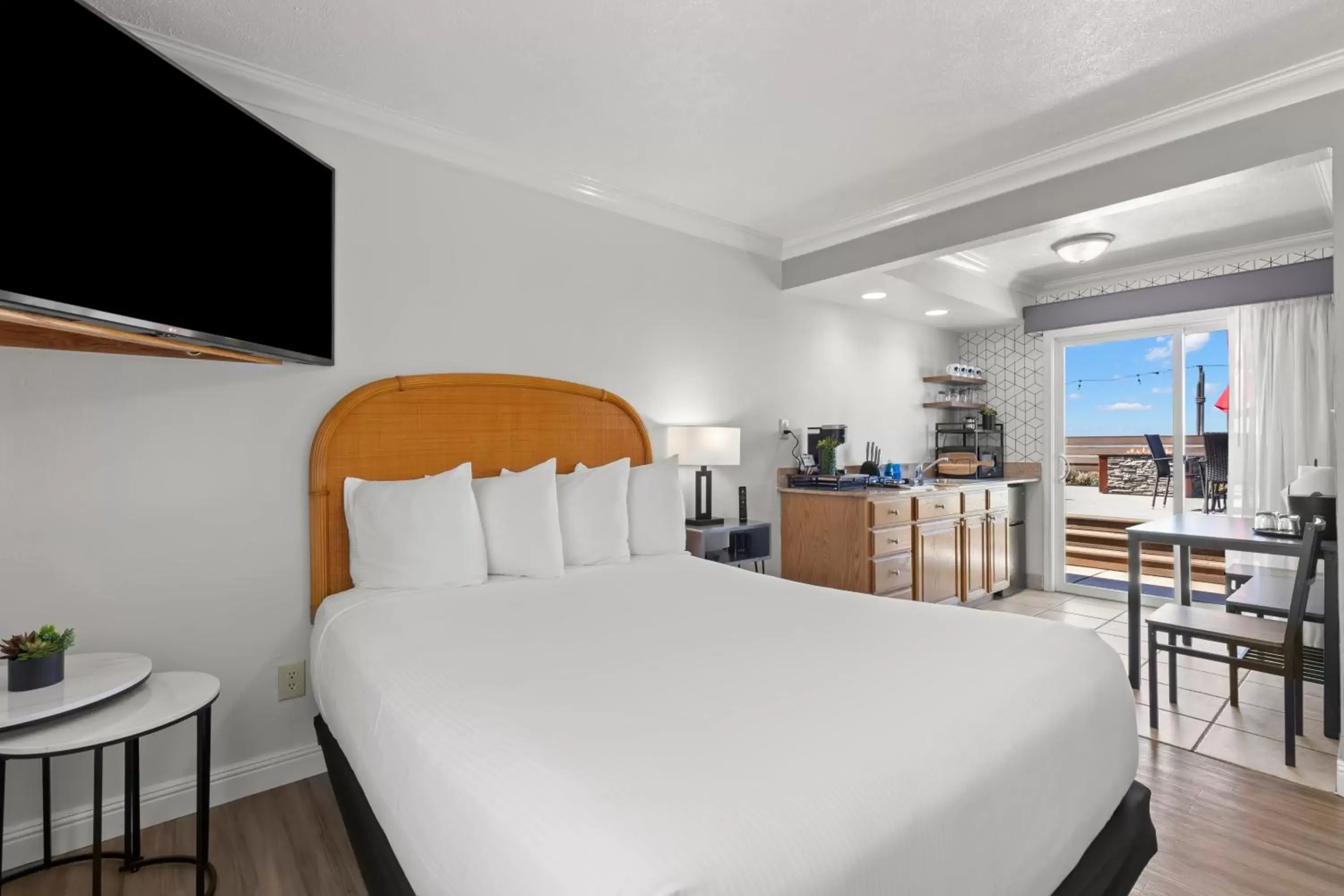 Bedroom, Bed in Beachcomber Motel