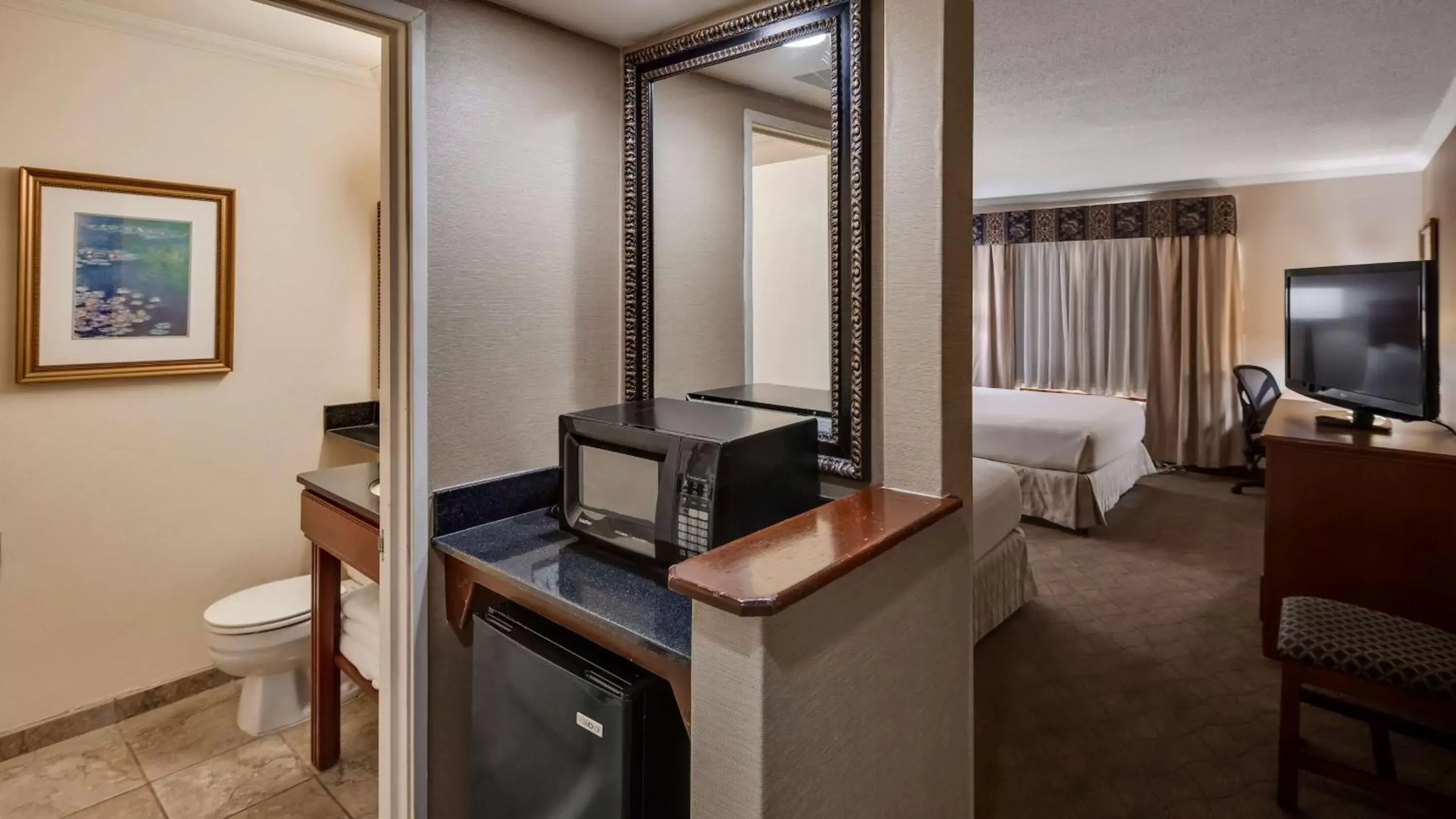 Photo of the whole room, TV/Entertainment Center in Best Western Lapeer Inn