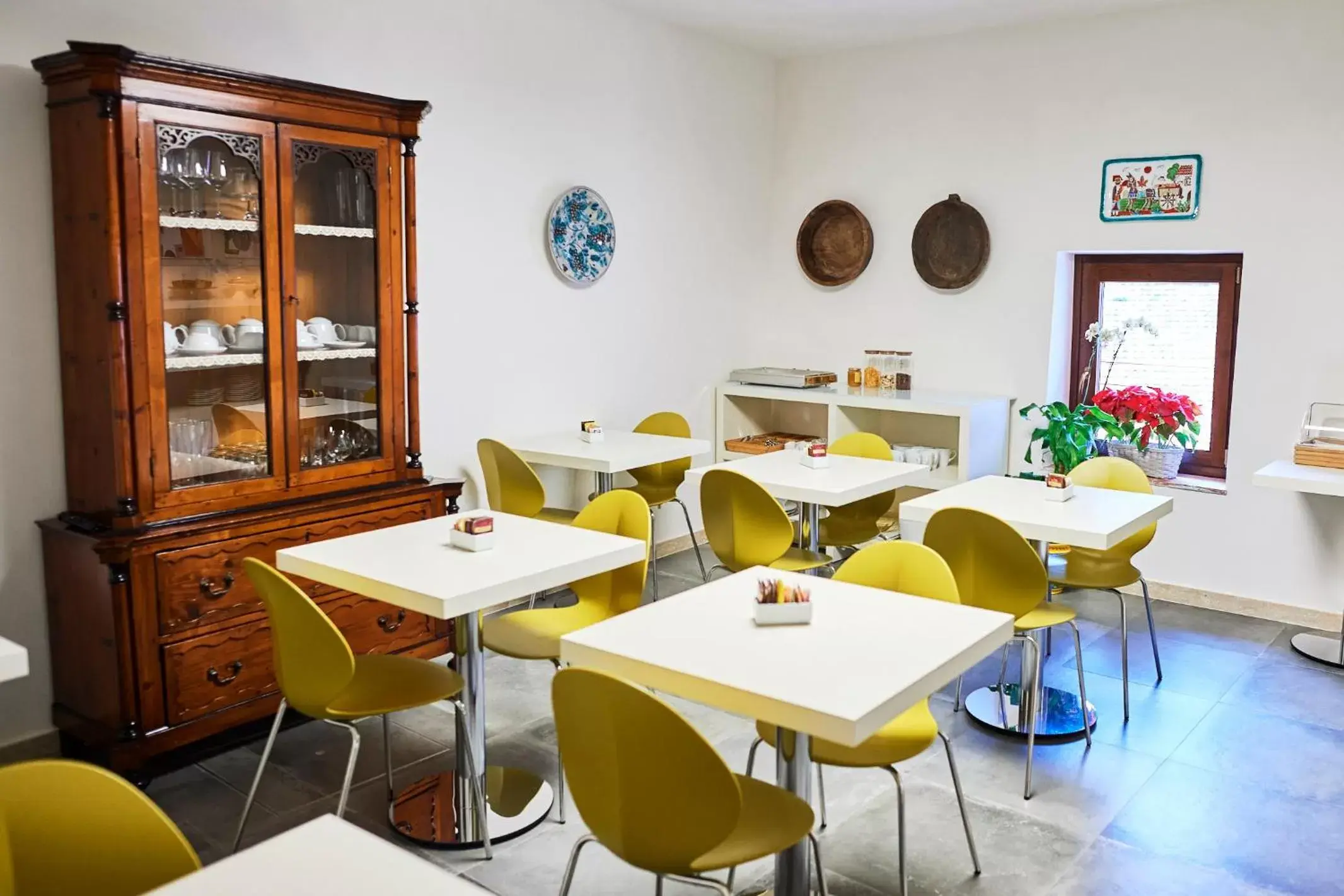 Communal lounge/ TV room, Restaurant/Places to Eat in Sopra Le Mura