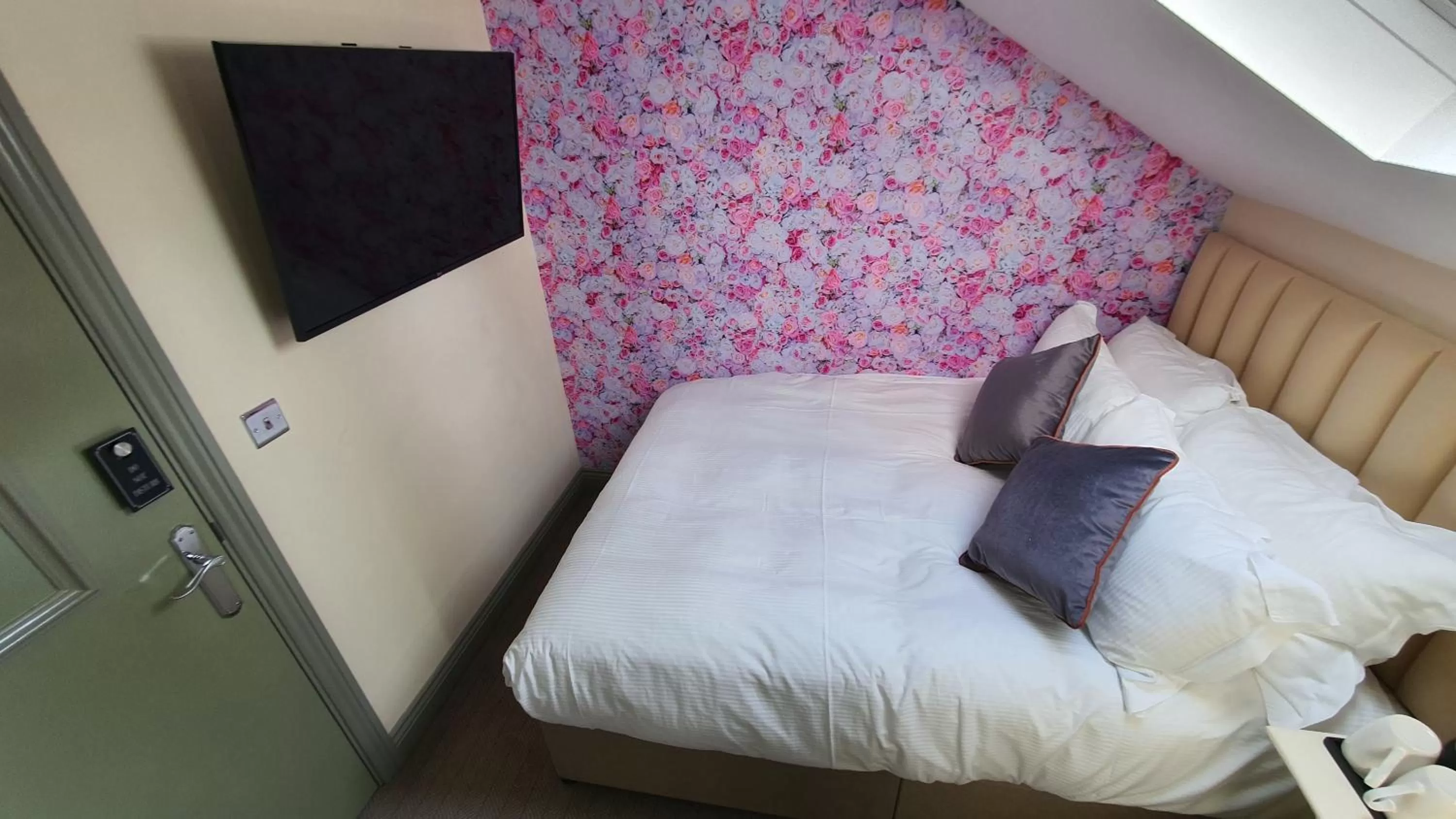 Bedroom, Bed in The Griffin Belle Hotel Vauxhall