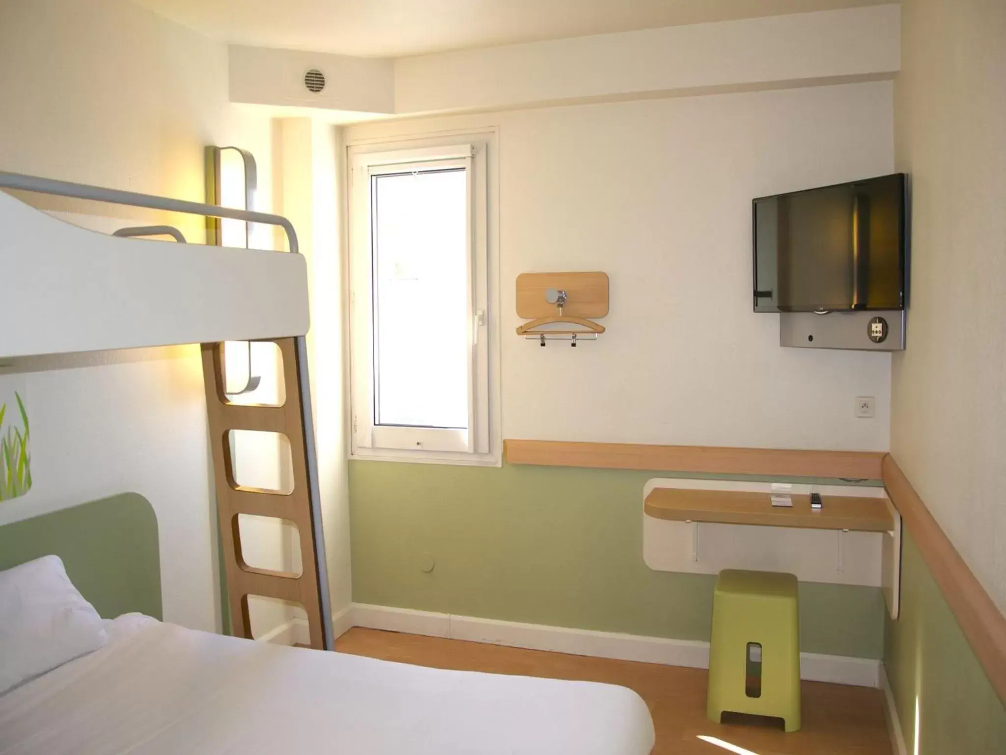 Photo of the whole room, Bunk Bed in Ibis Budget Toulon Centre