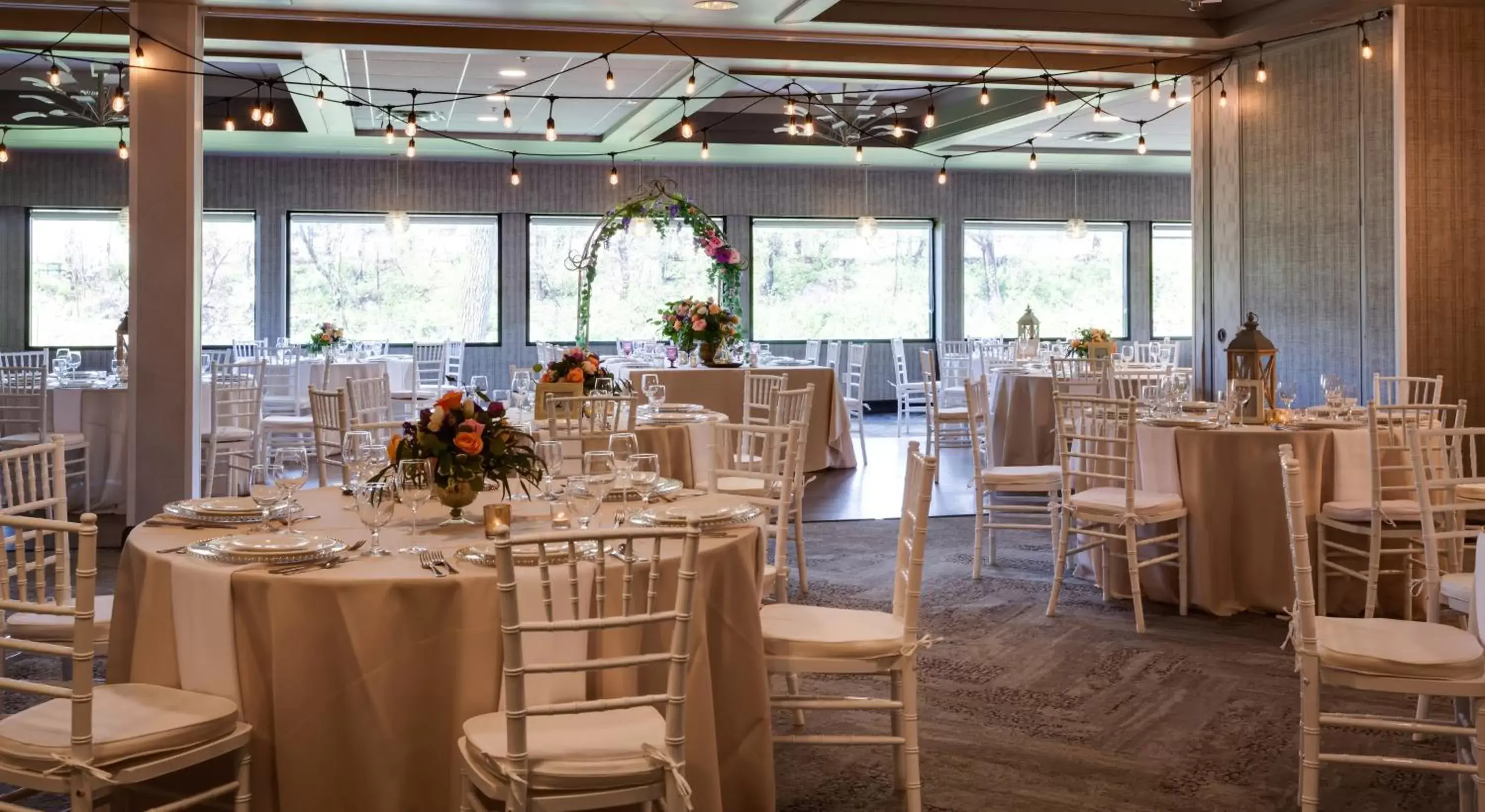 Banquet/Function facilities, Restaurant/Places to Eat in Holiday Inn Milwaukee Riverfront, an IHG Hotel