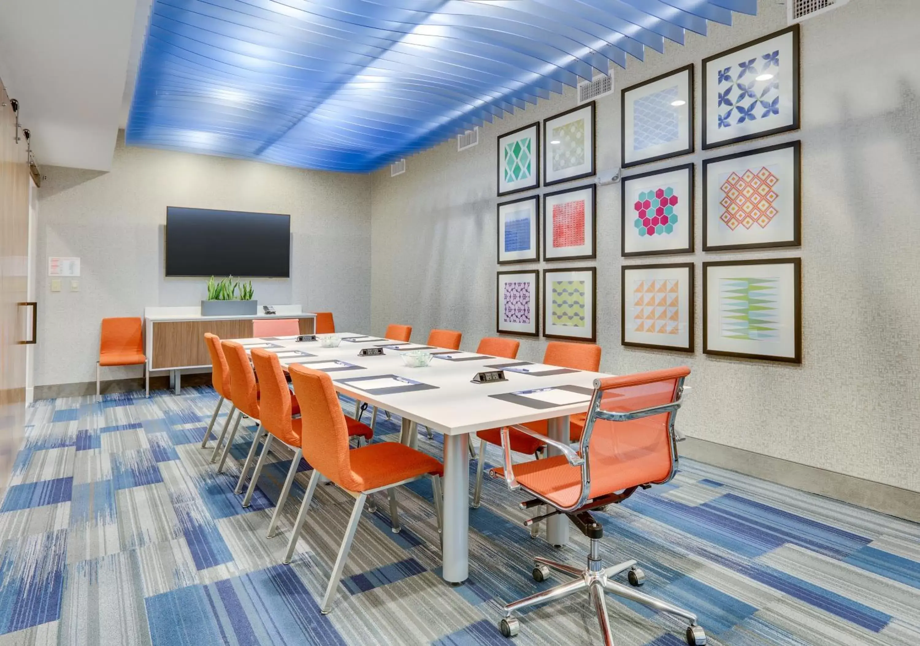 Meeting/conference room in Holiday Inn Express & Suites - Farmers Branch, an IHG Hotel