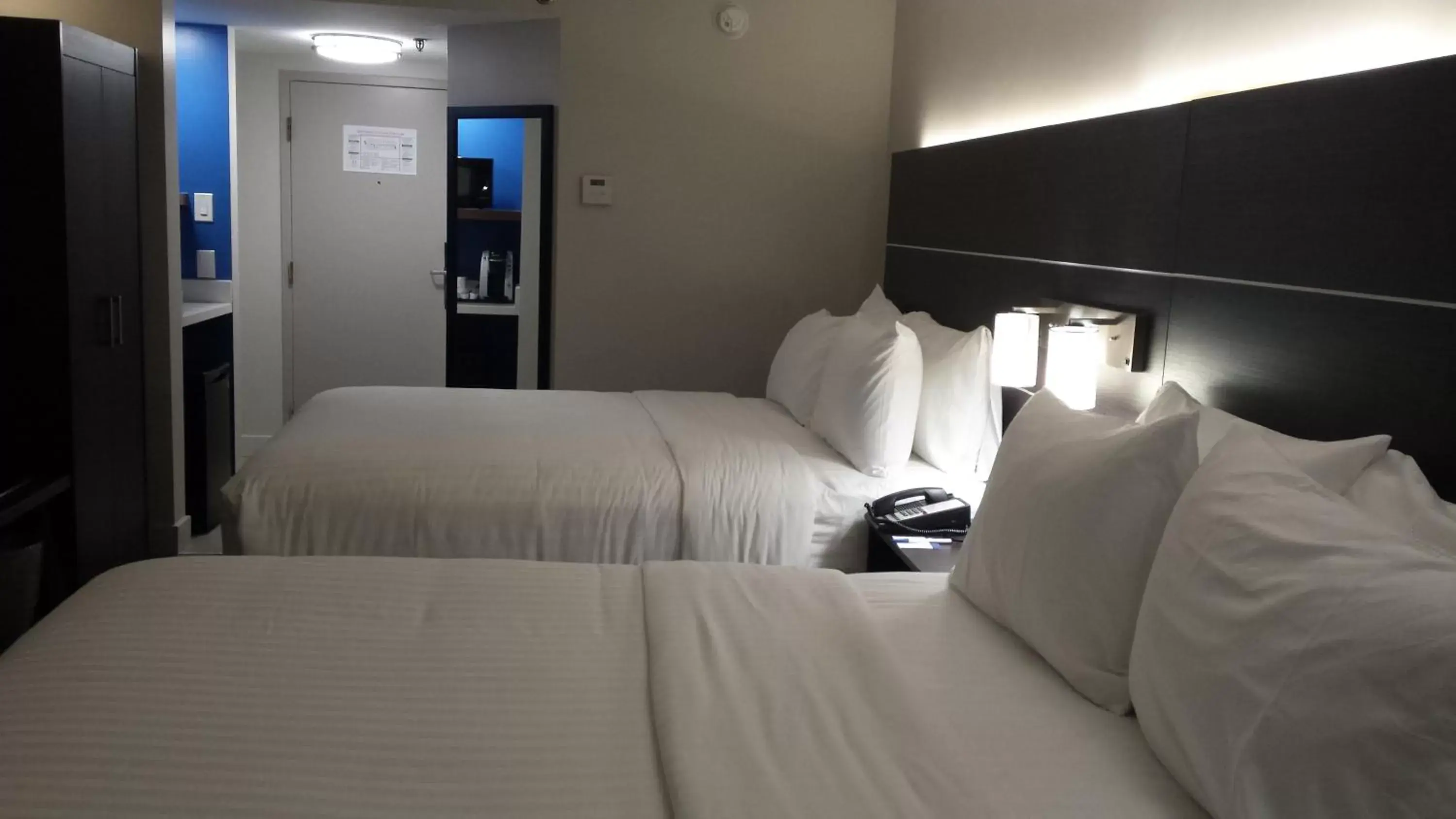 Photo of the whole room, Bed in Holiday Inn Express & Suites Mississauga-Toronto Southwest, an IHG Hotel