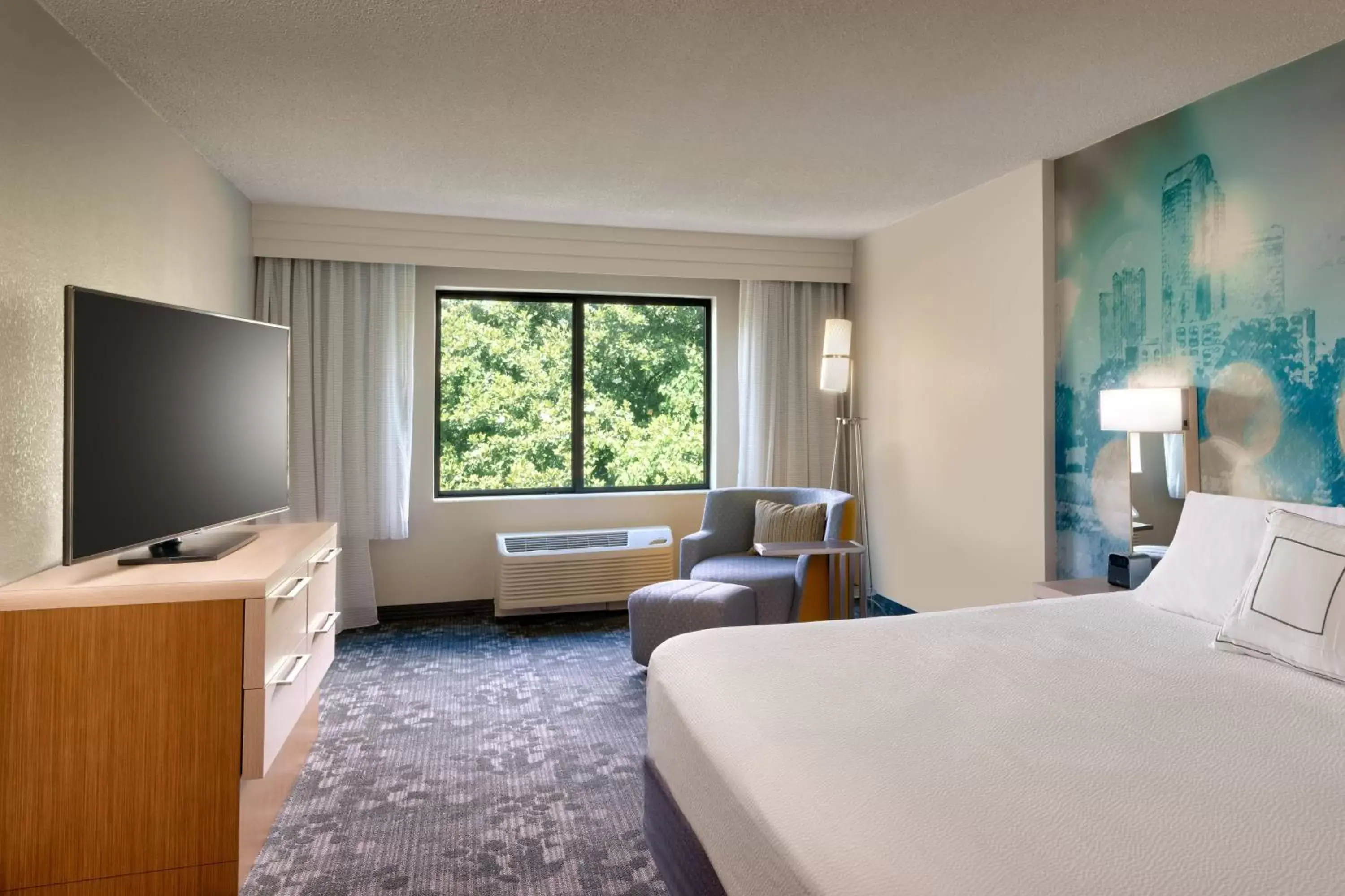 Bedroom, TV/Entertainment Center in Courtyard by Marriott Charlotte Airport/Billy Graham Parkway