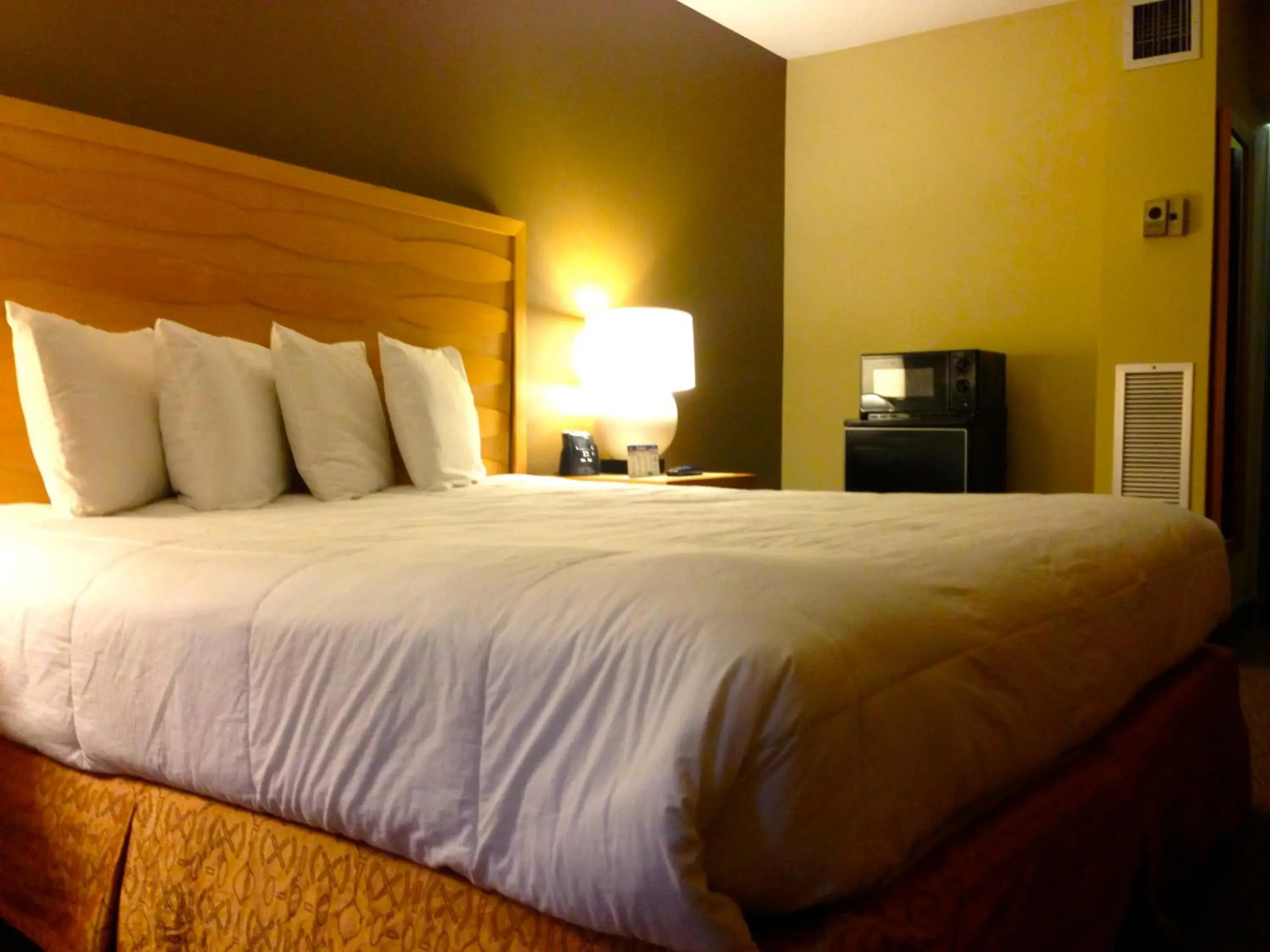 Bed in The Avalon Hotel and Conference Center