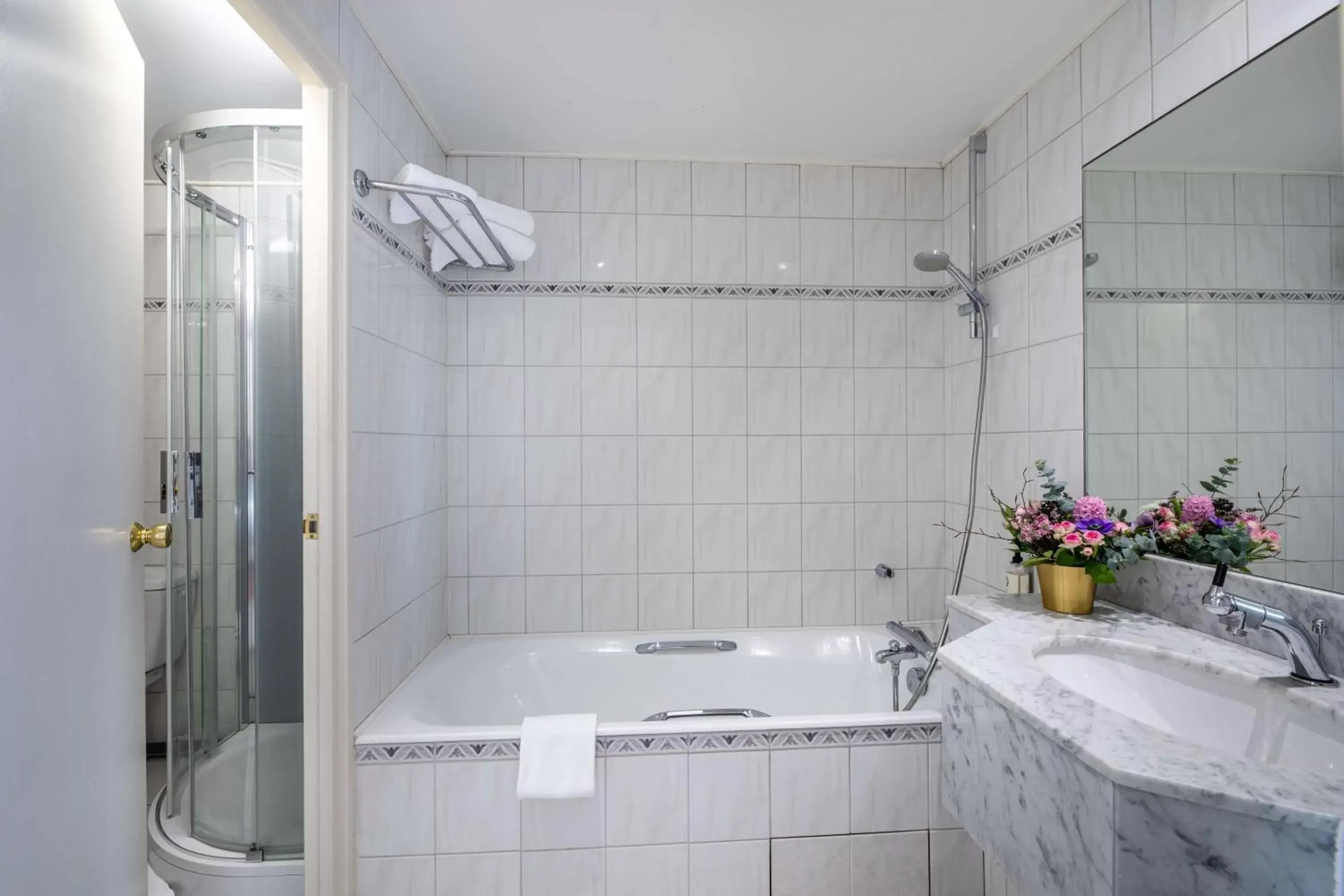 Bathroom in Best Western Grand Hotel de Bordeaux