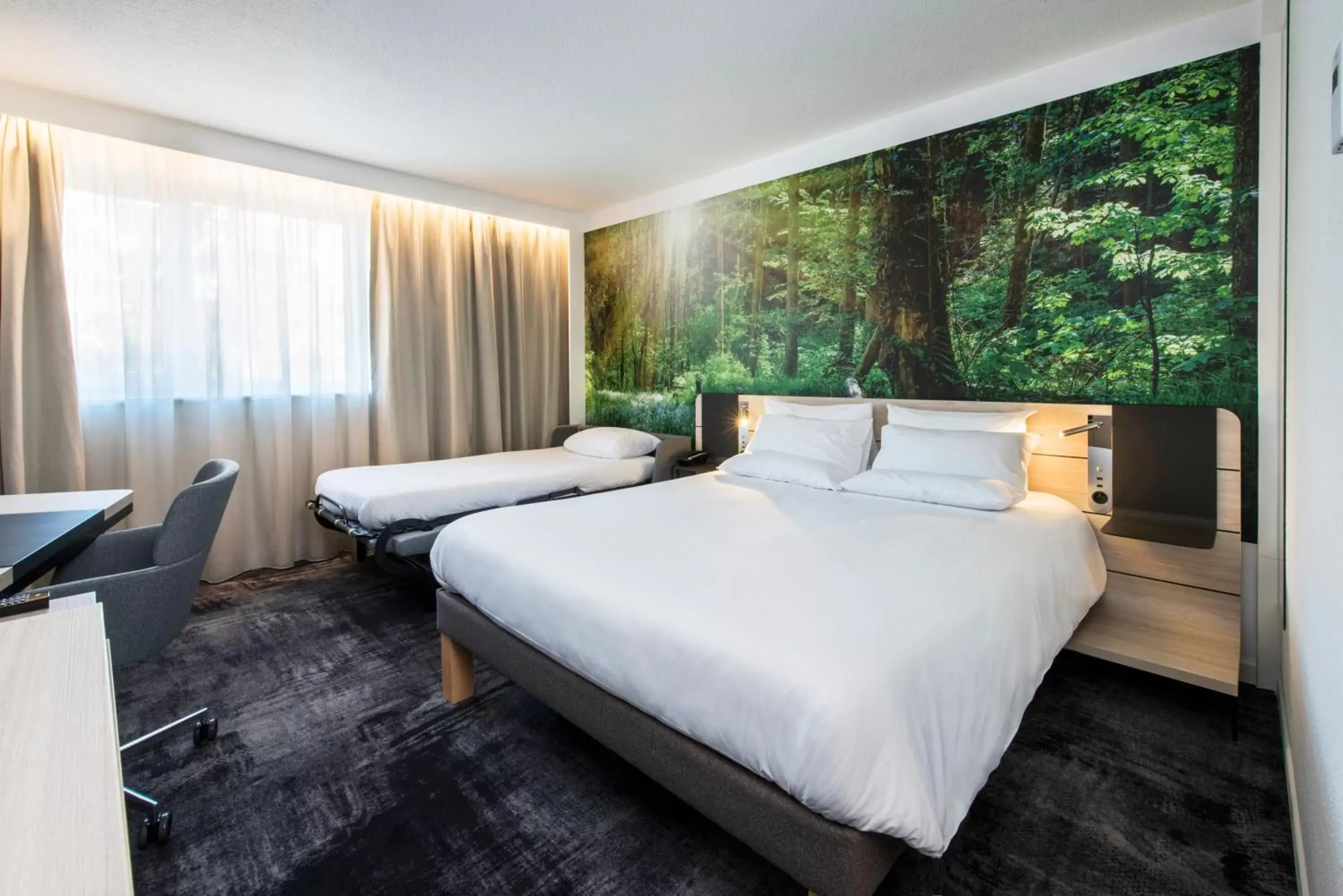 Property building, Bed in Novotel Rennes Alma