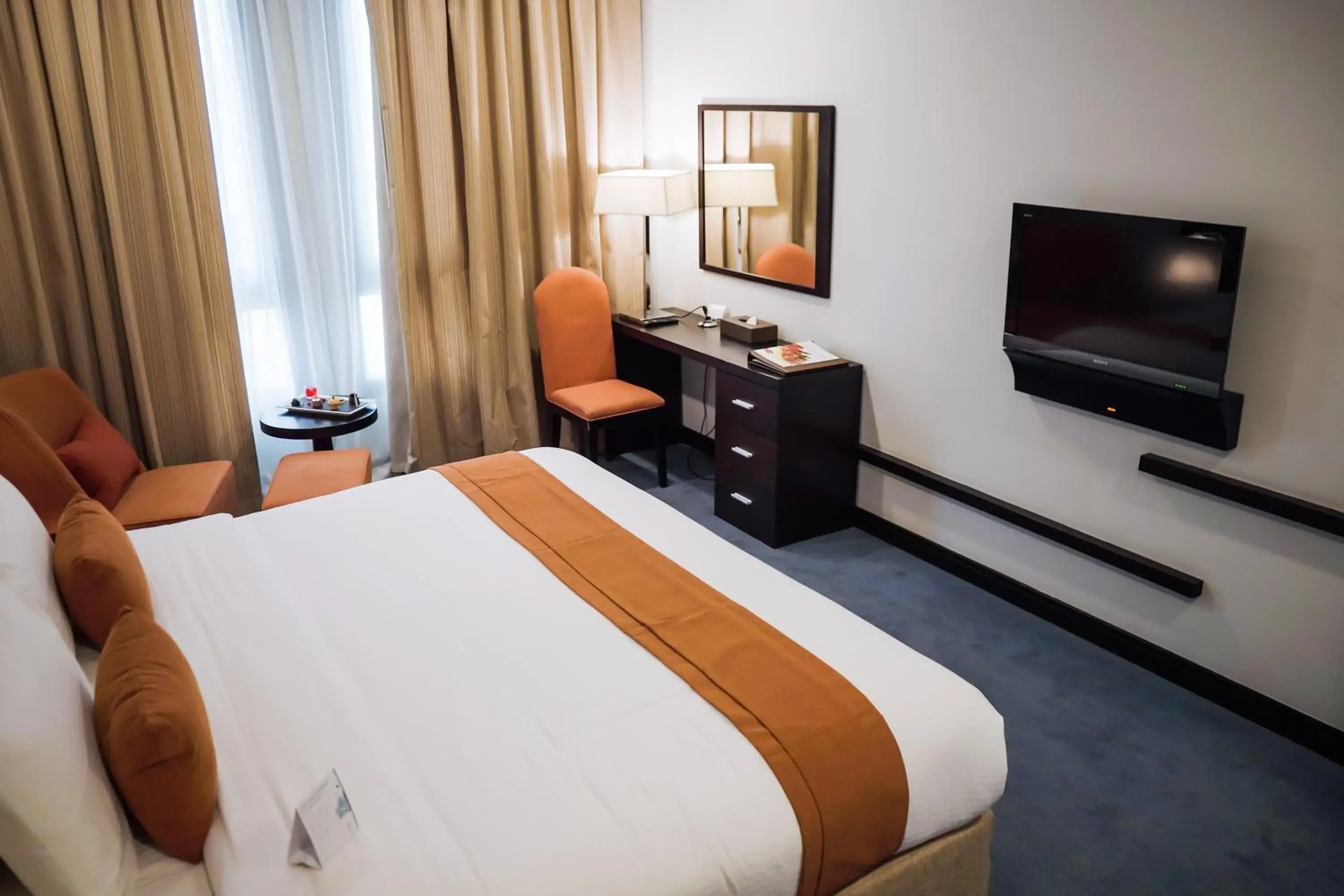 Bed, TV/Entertainment Center in City Seasons Hotel & Suites Muscat