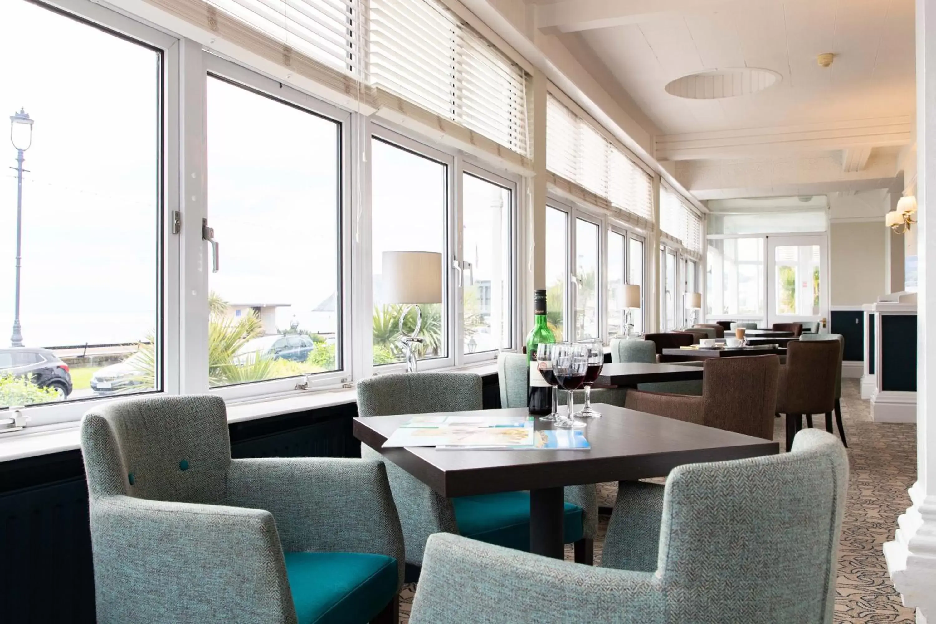 Lounge or bar, Restaurant/Places to Eat in The Marine Hotel
