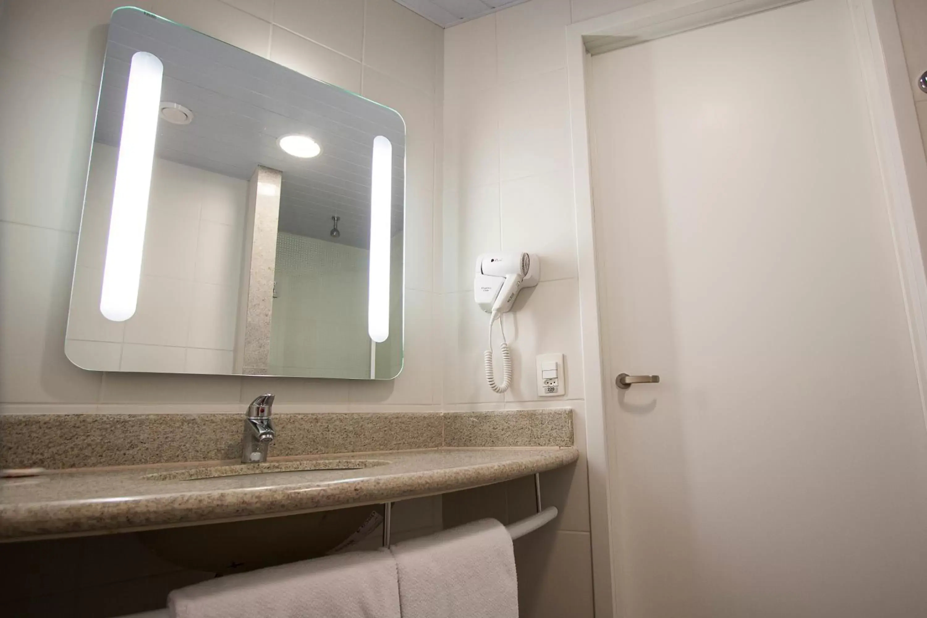 Shower, Bathroom in ibis Mogi das Cruzes Shopping