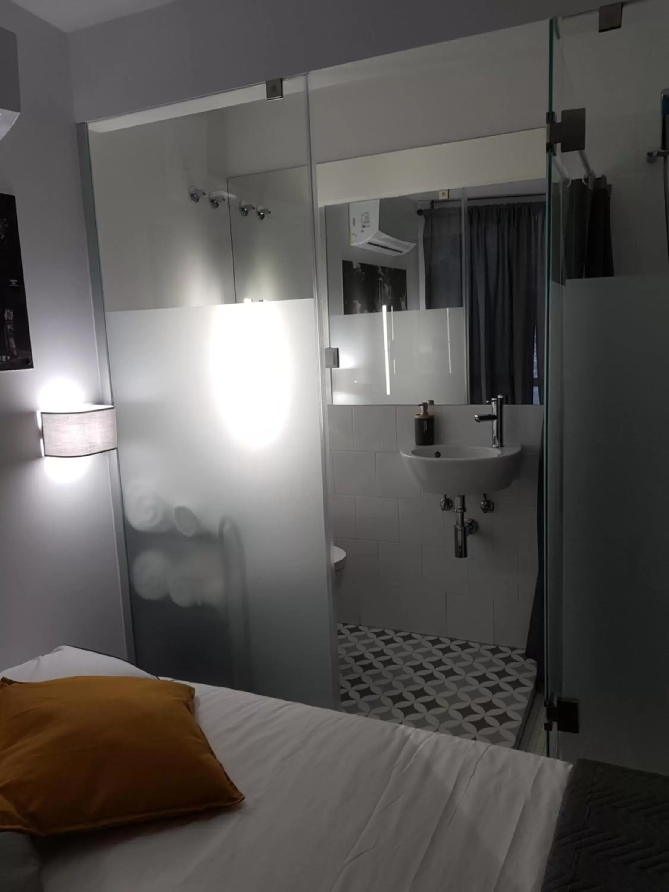 Double Room with Private Bathroom in Cool Guest House Double Room with Private Bathroom in Cool Guest House