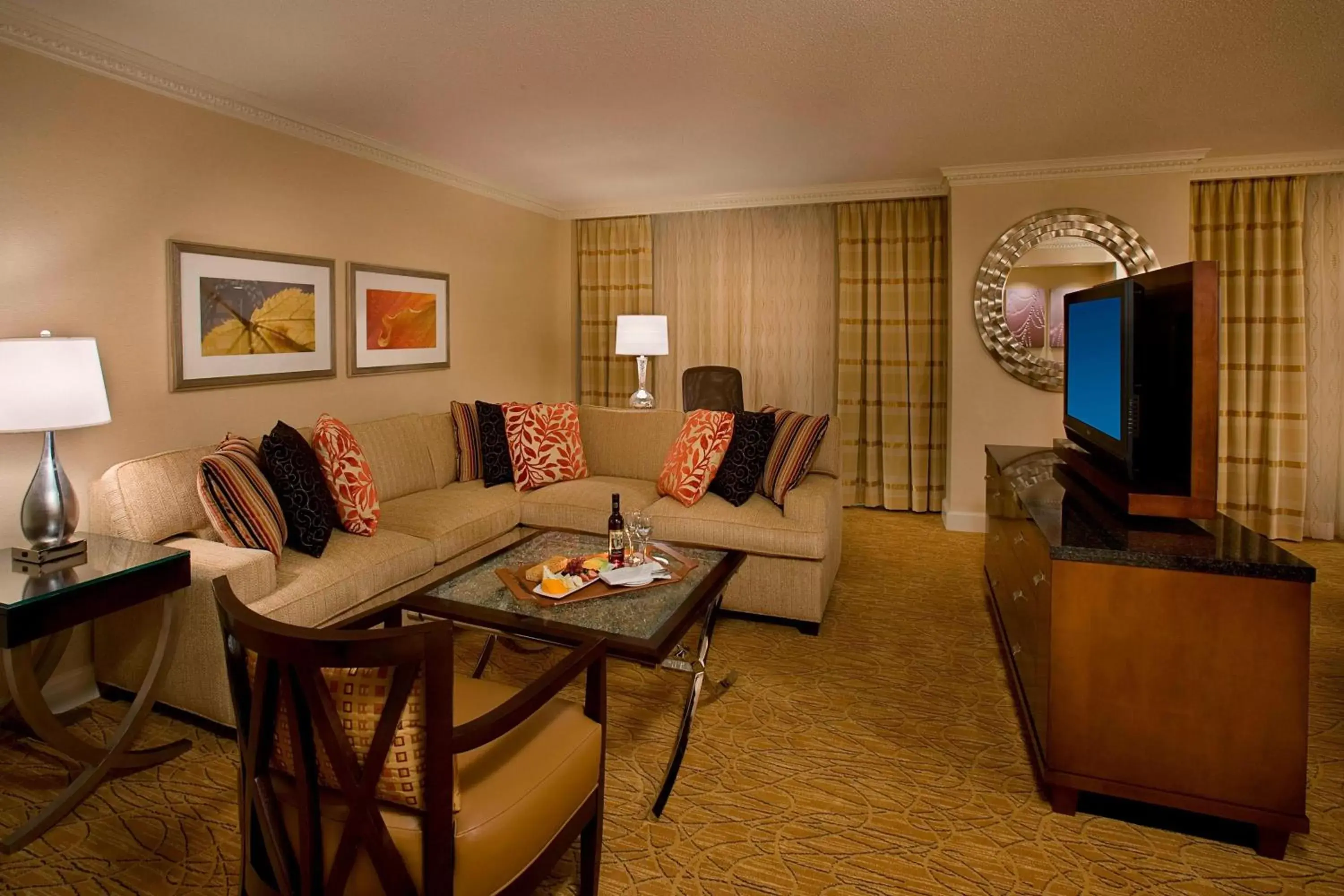 Photo of the whole room, Seating Area in Toronto Airport Marriott Hotel