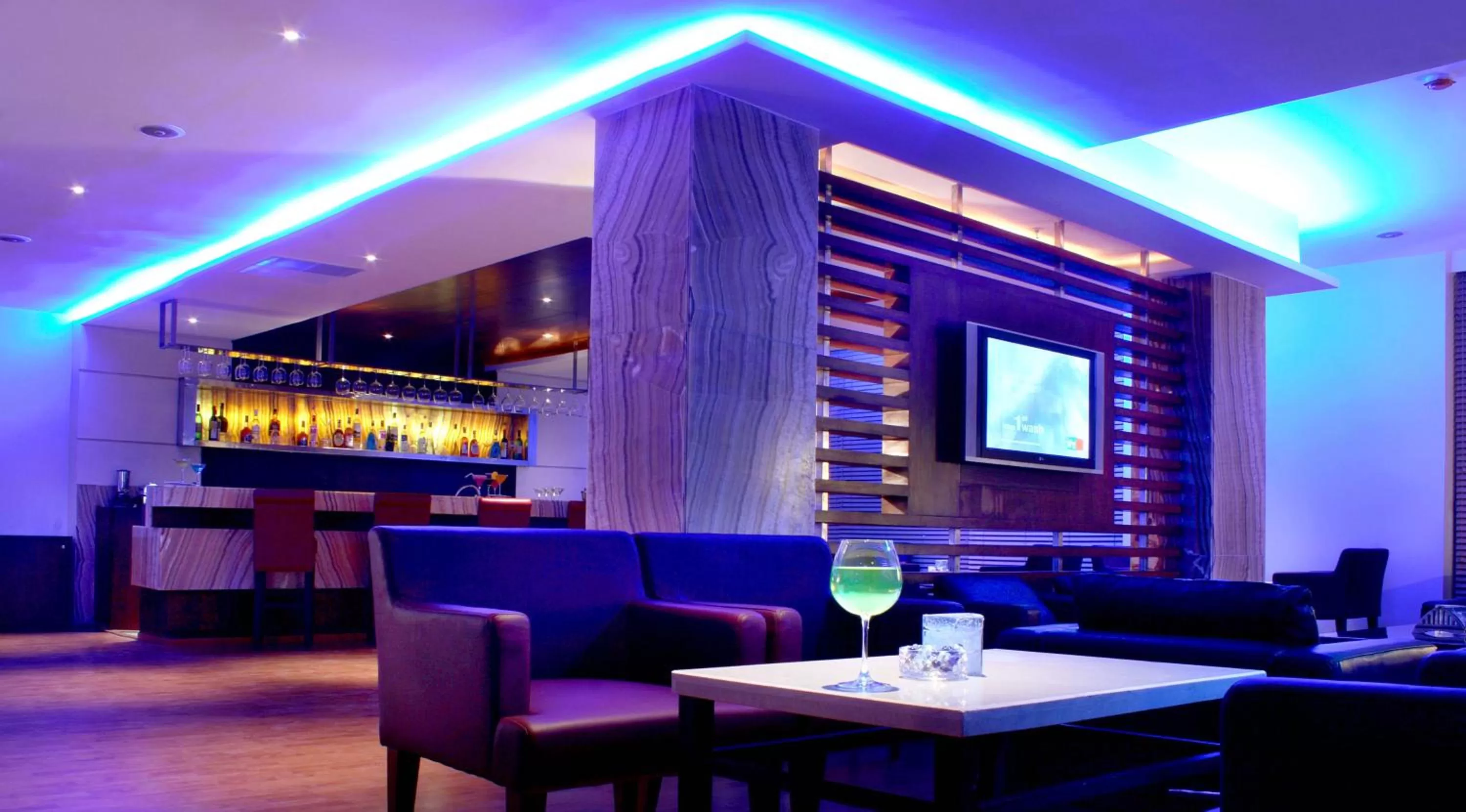 Lounge or bar in Hampshire Plaza