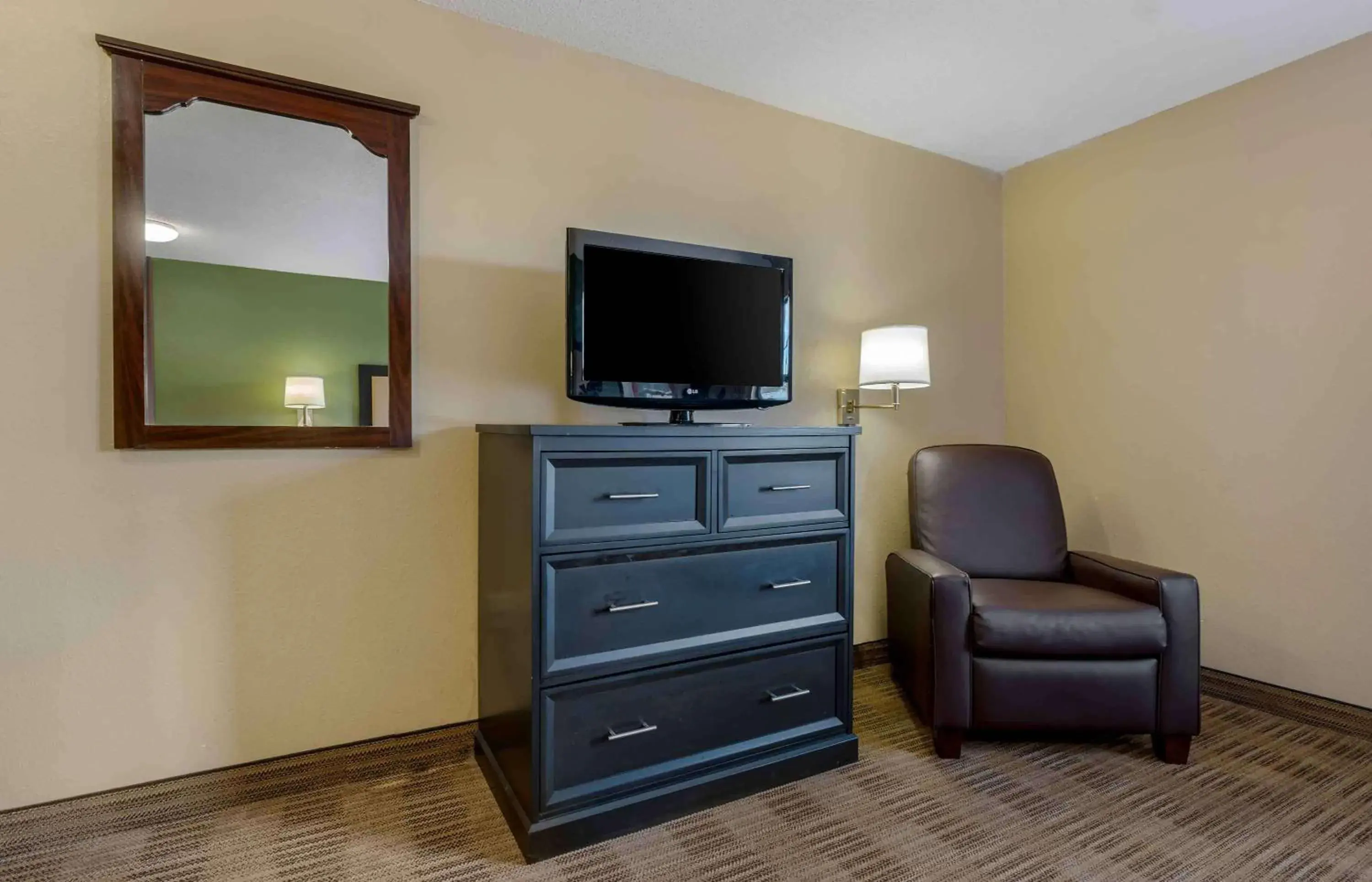 Bedroom, TV/Entertainment Center in Extended Stay America Suites - Chicago - Gurnee