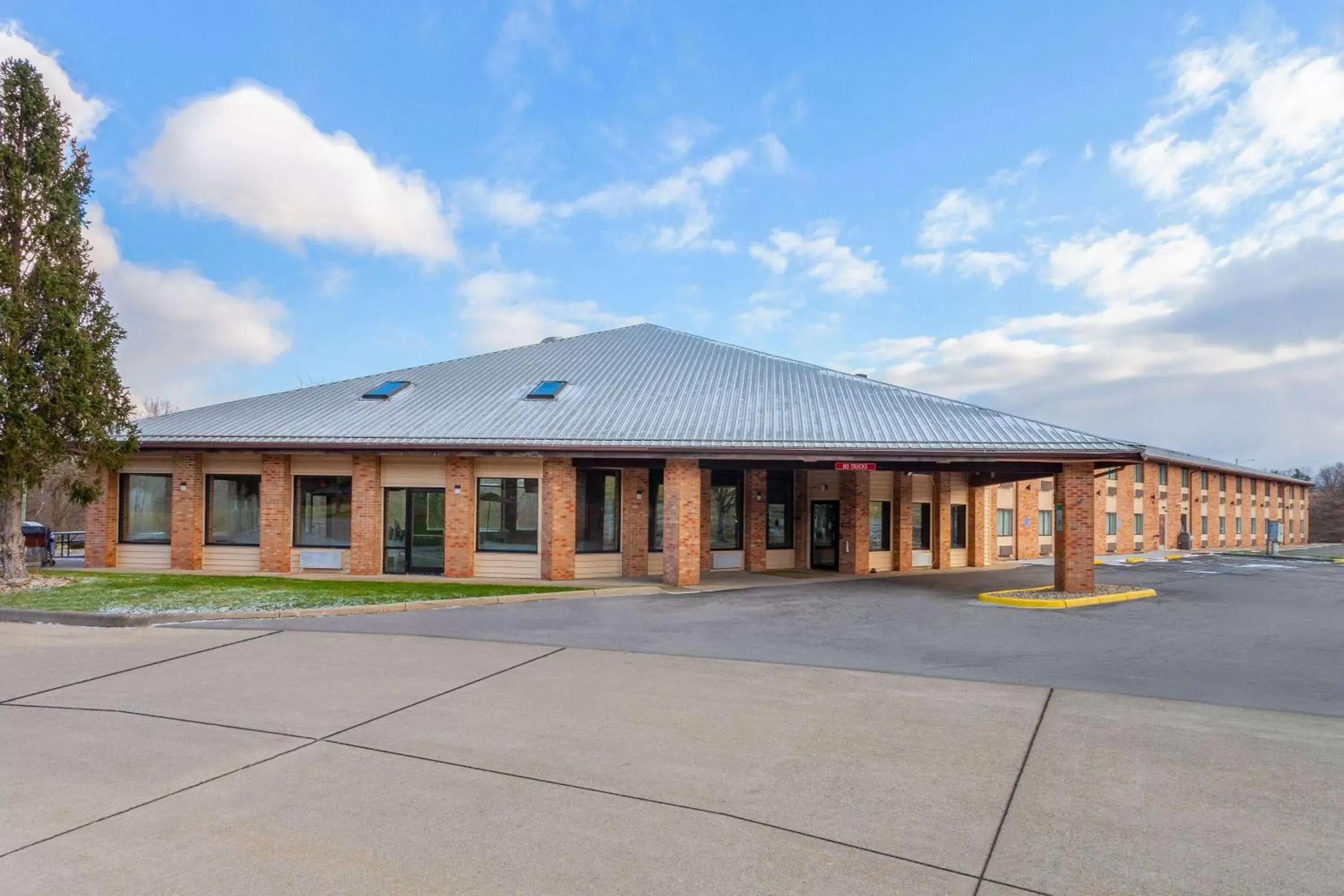 Property building in Days Inn by Wyndham Wooster Property building in Days Inn by Wyndham Wooster