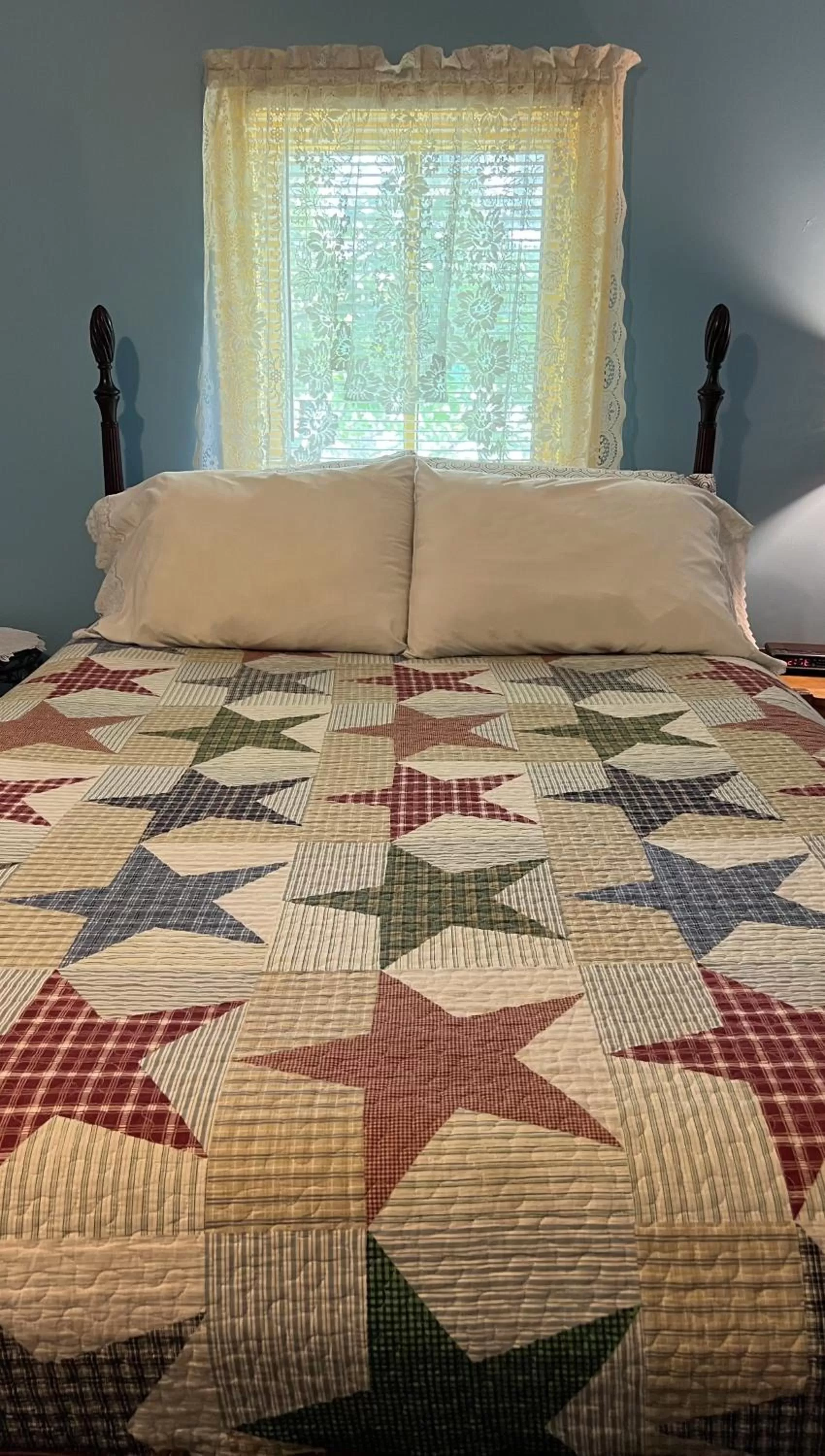 Bed in Ozark Country Inn