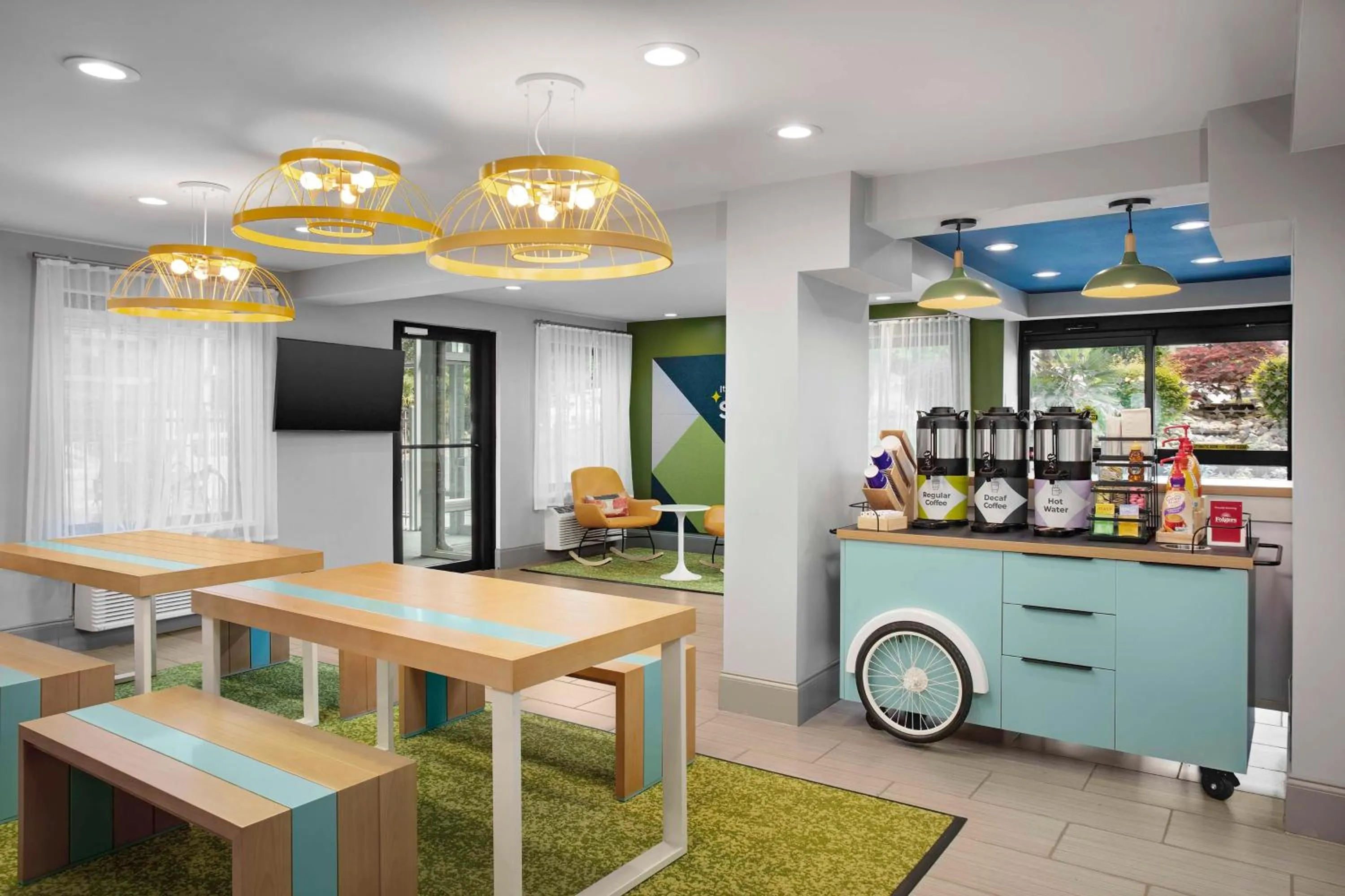 Communal lounge/ TV room, Restaurant/Places to Eat in Days Inn by Wyndham Atlanta Marietta Galleria