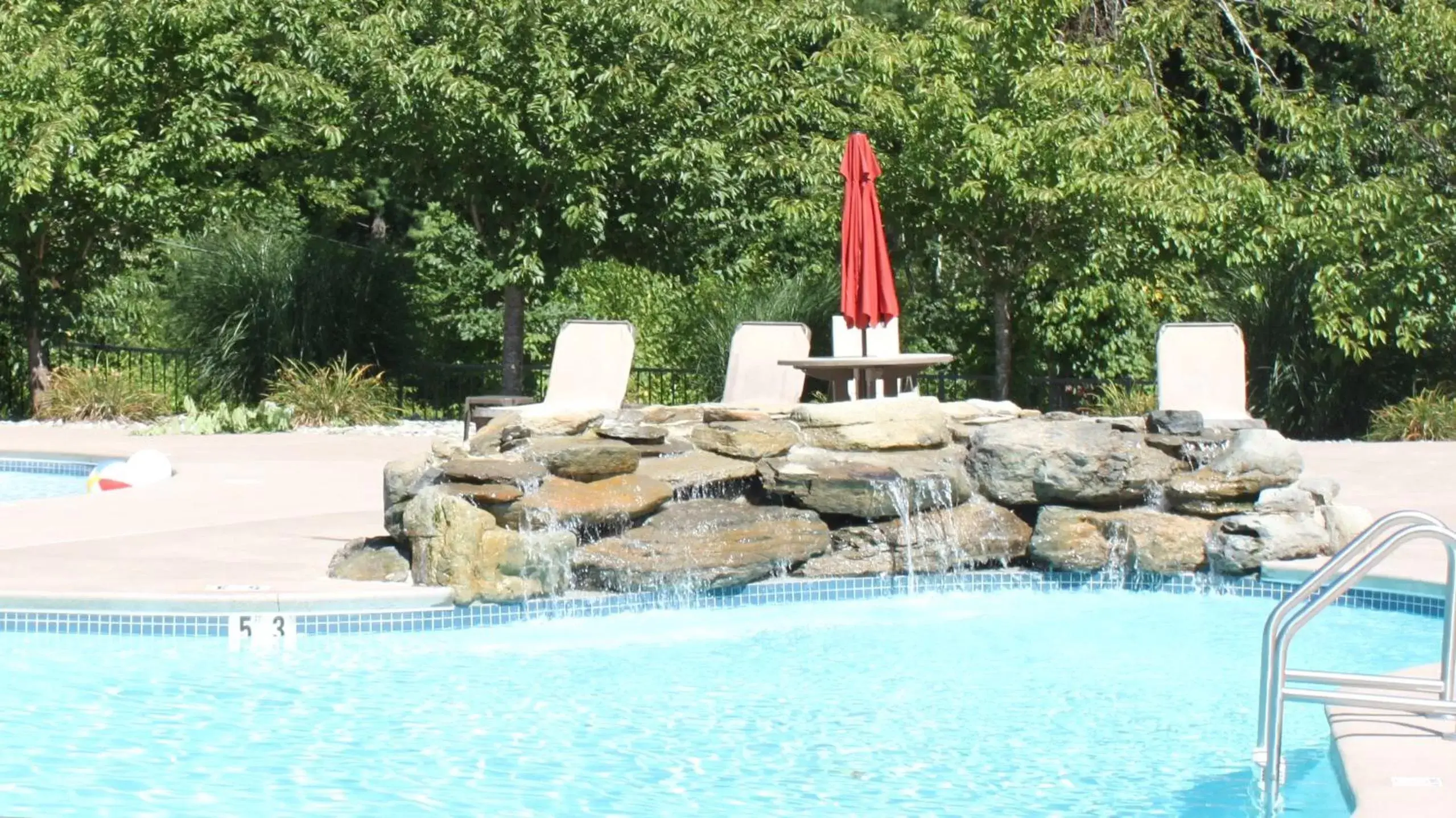 Swimming Pool in Woodfield Manor - A Sundance Vacations Property