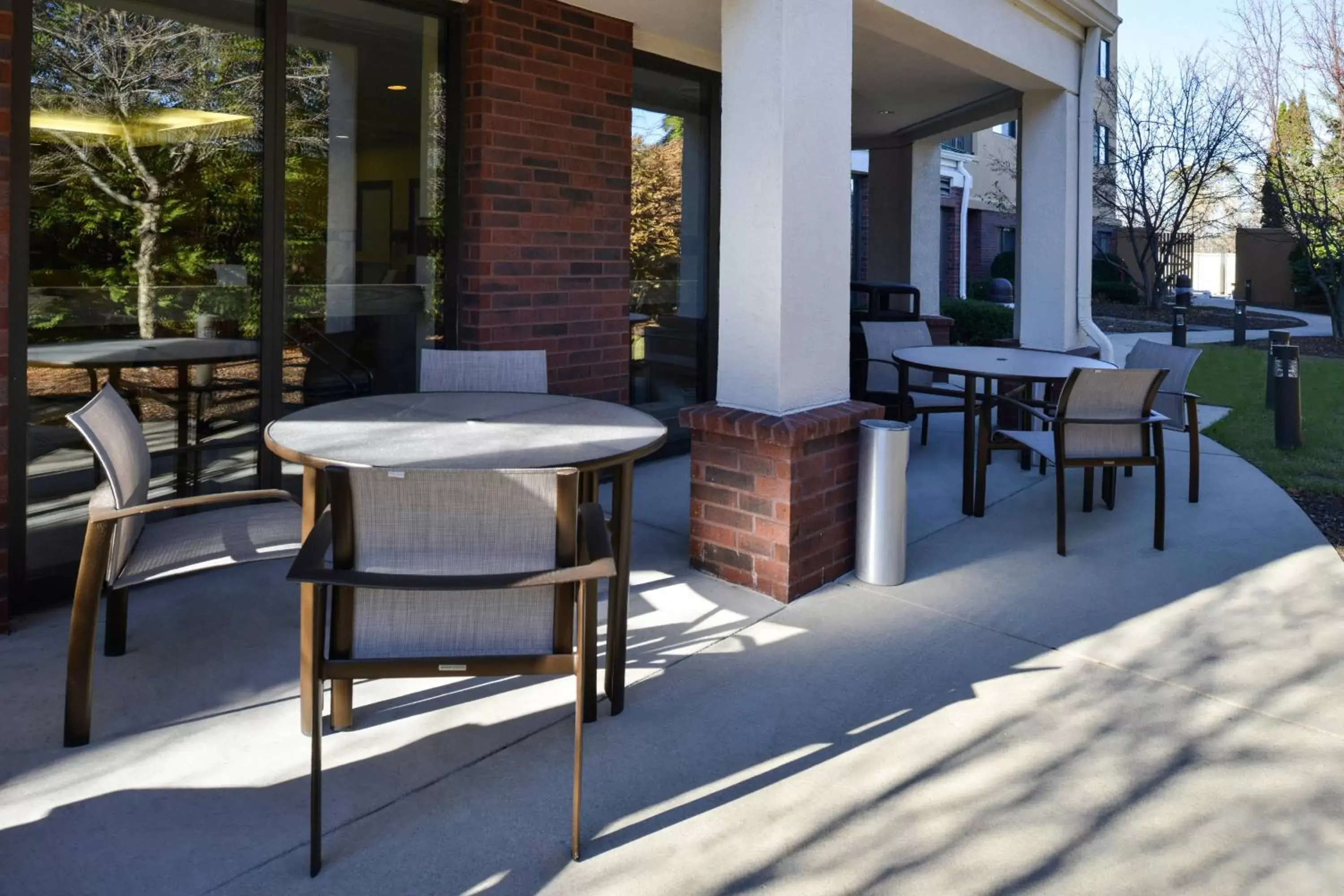 Property building, Lounge/Bar in Courtyard by Marriott Milwaukee North/Brown Deer