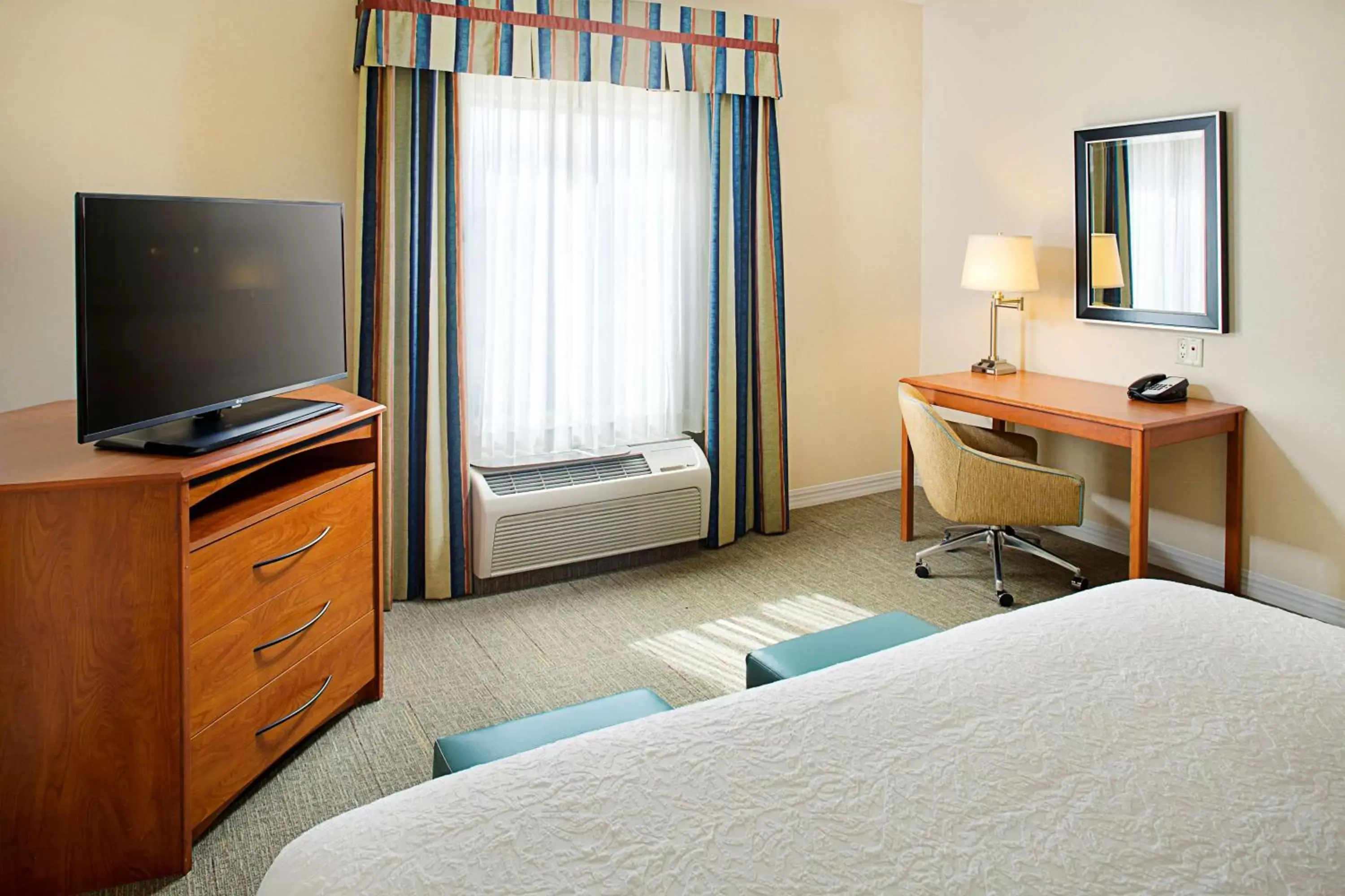 Bed, TV/Entertainment Center in Hampton Inn & Suites - Mansfield