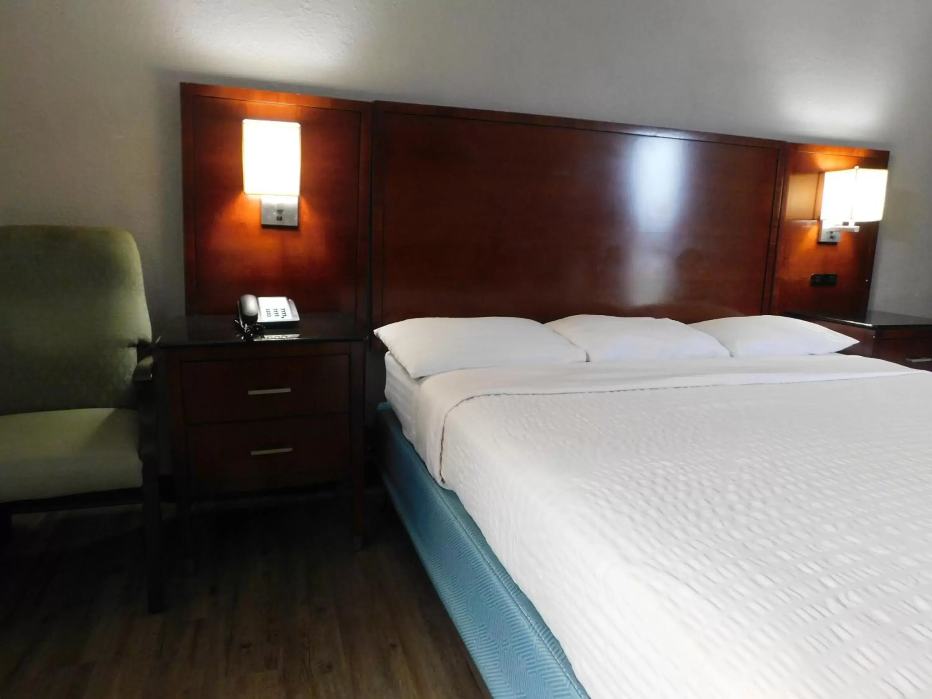 Photo of the whole room, Bed in Park View Inn.