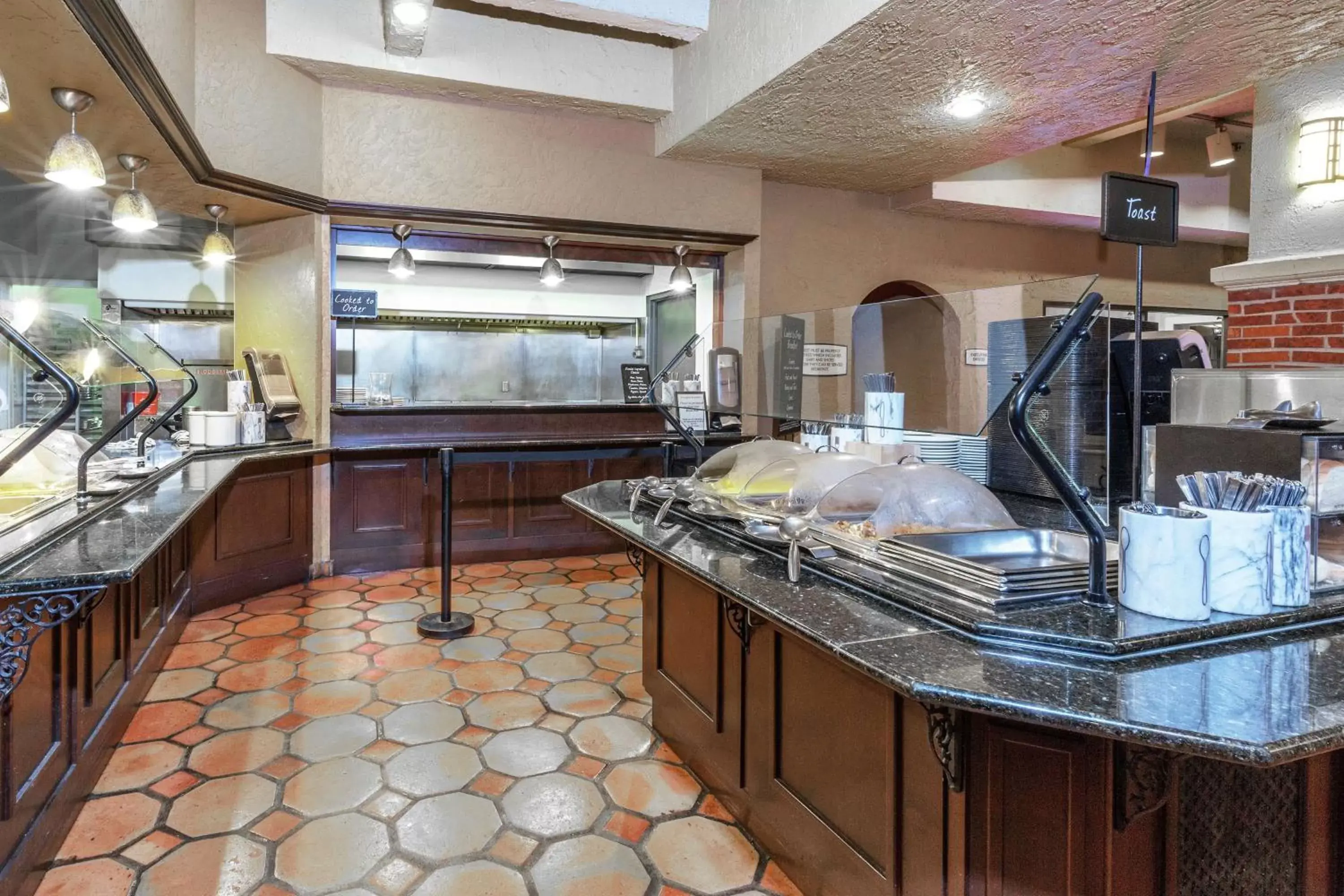 Breakfast, Kitchen/Kitchenette in Embassy Suites by Hilton Kansas City Plaza