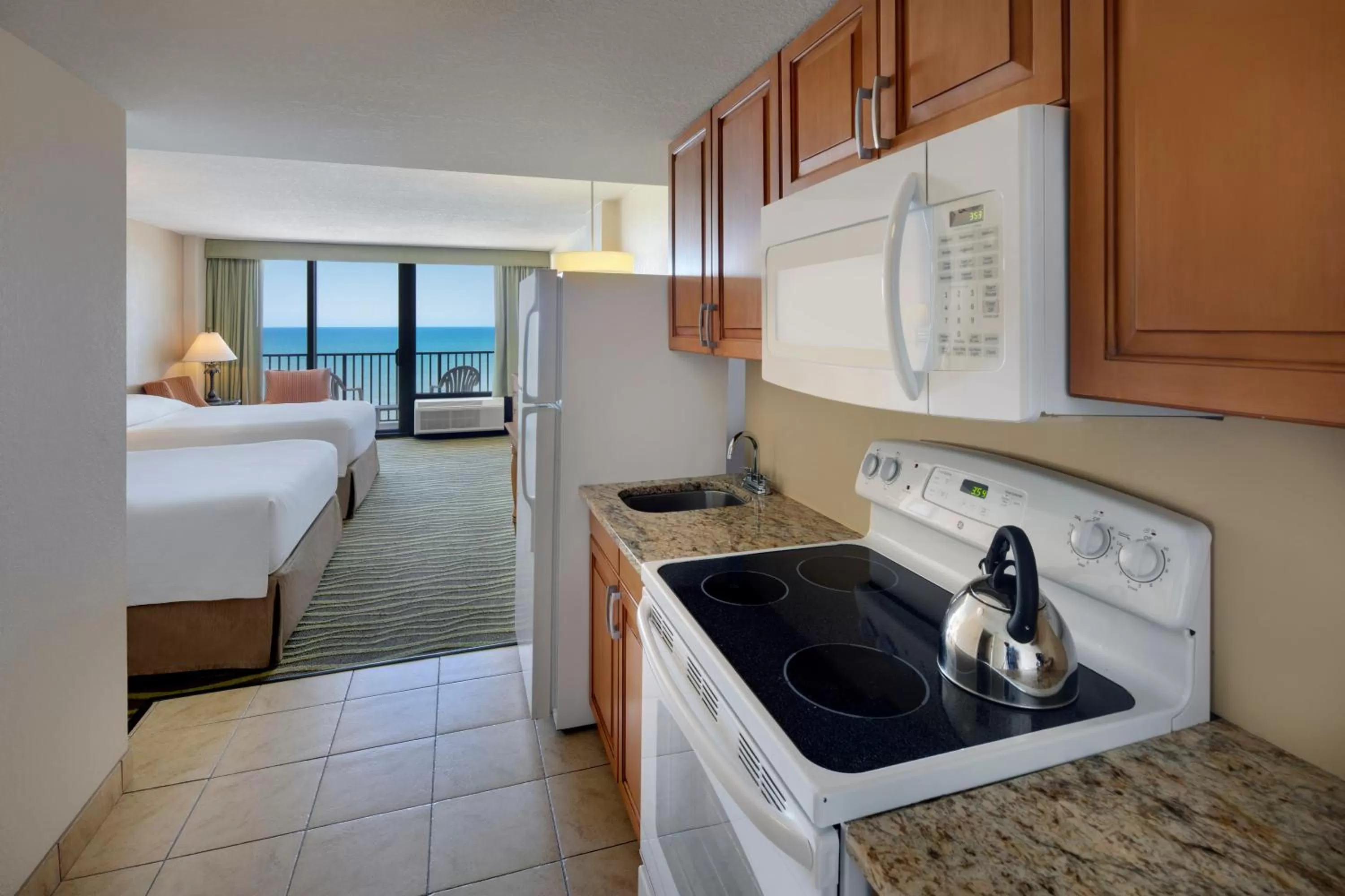 Kitchen or kitchenette, Bed in Nautilus Inn - Daytona Beach