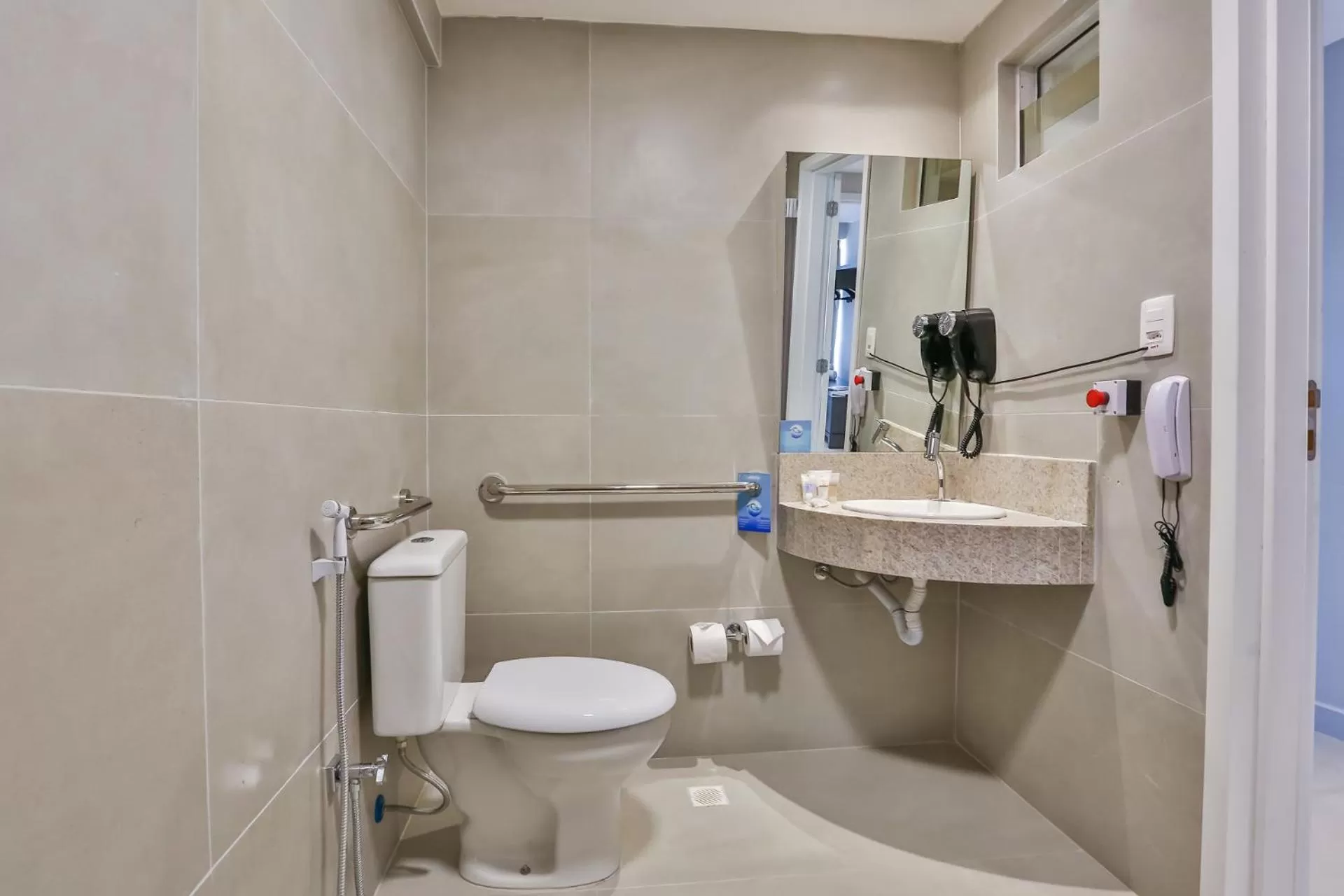 Toilet in Quality Suítes João Pessoa