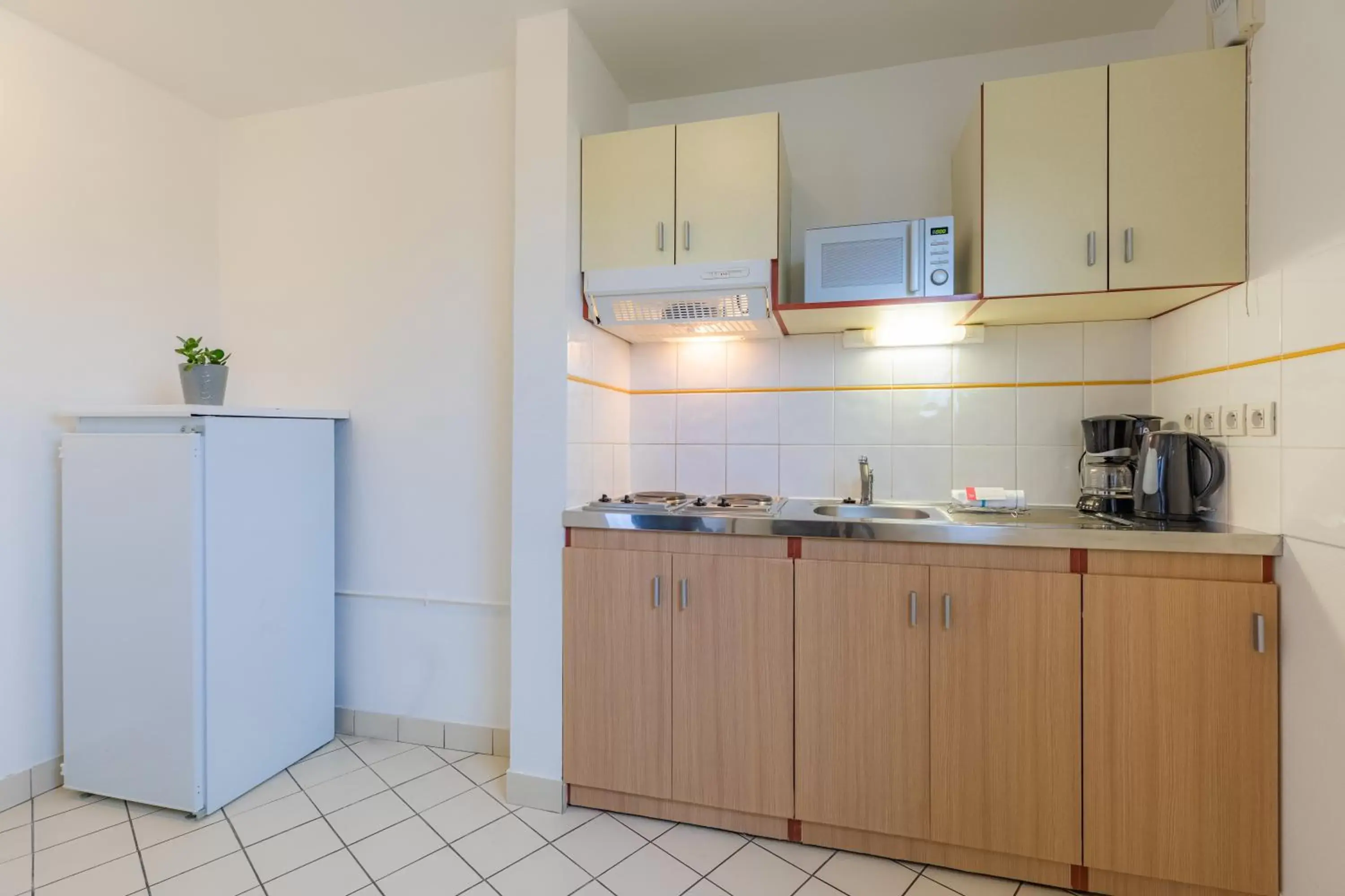 Kitchen or kitchenette, Kitchen/Kitchenette in Appart'City Classic Caen