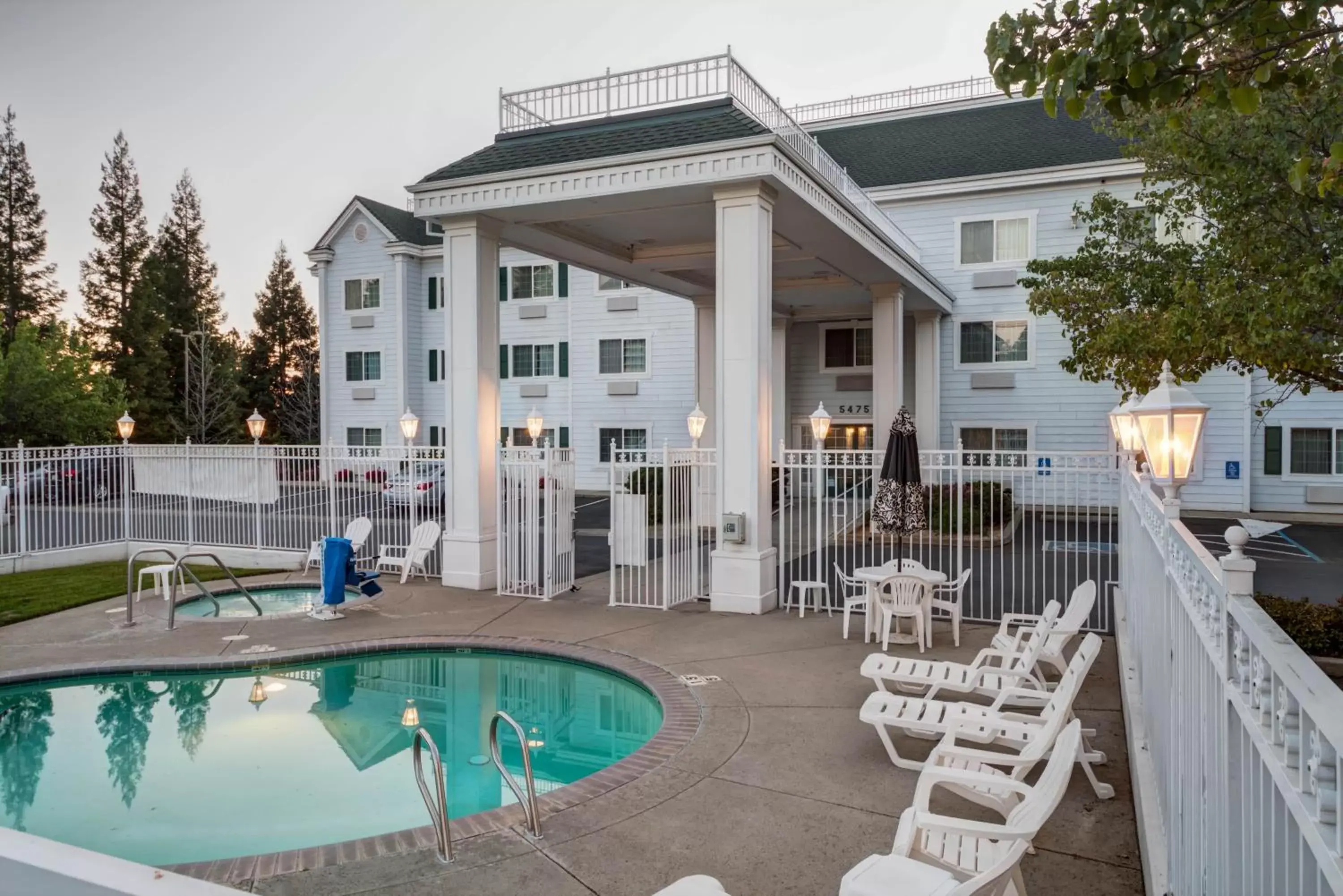 Facade/entrance, Swimming Pool in Best Western Paradise Hotel