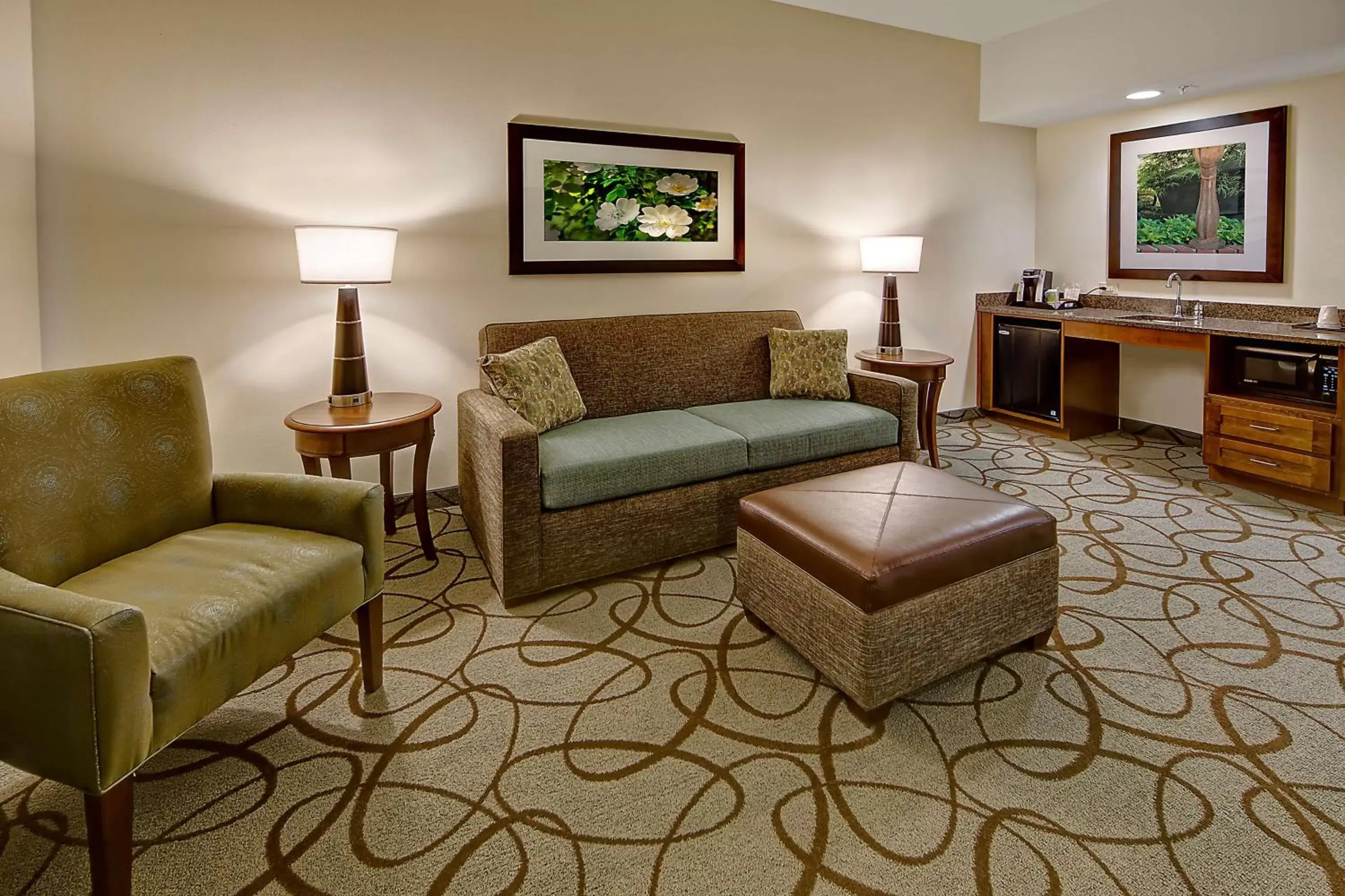 Bed, Seating Area in Hilton Garden Inn Charleston / Mt. Pleasant