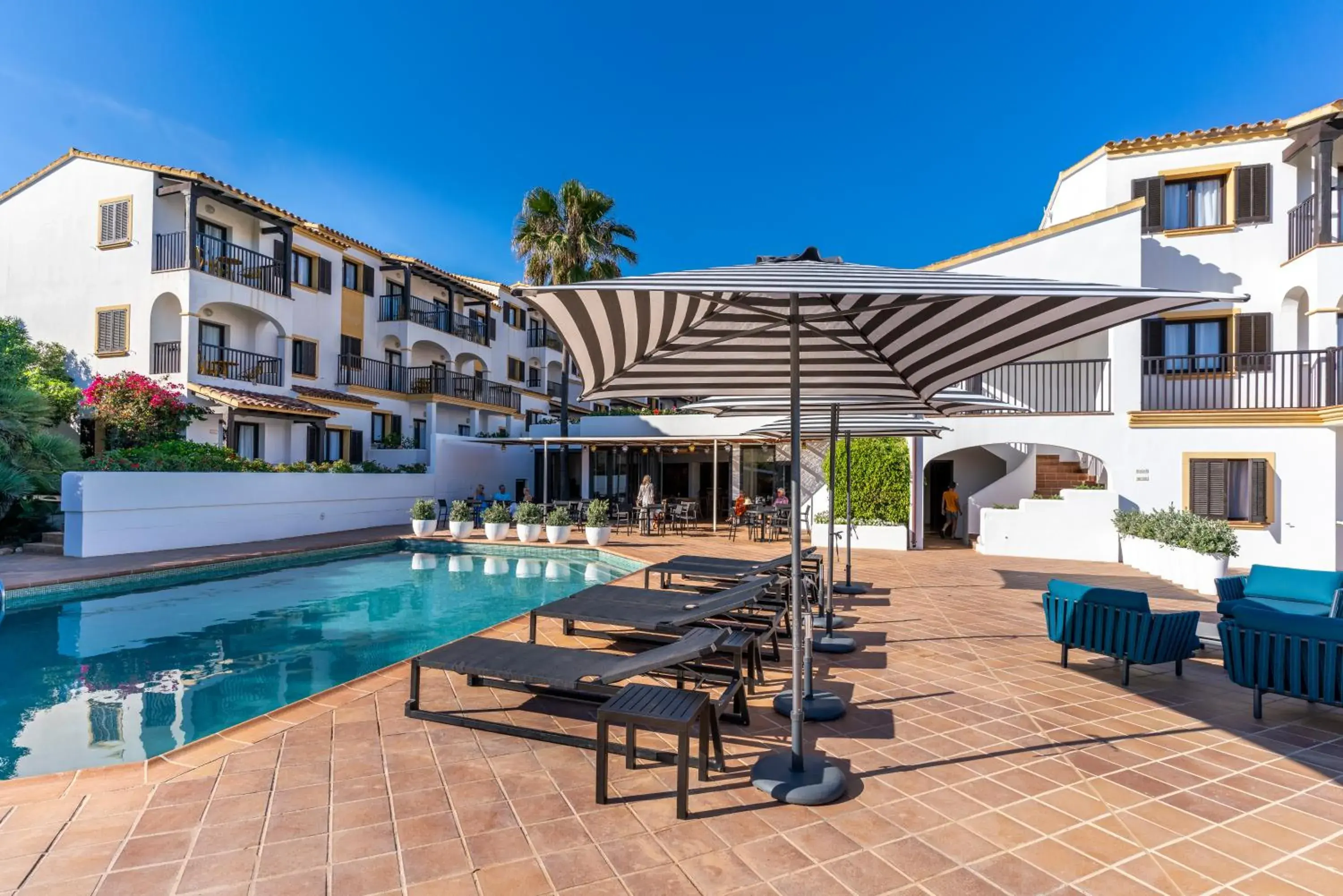 Property building, Swimming Pool in Aparthotel HG Cala Llonga