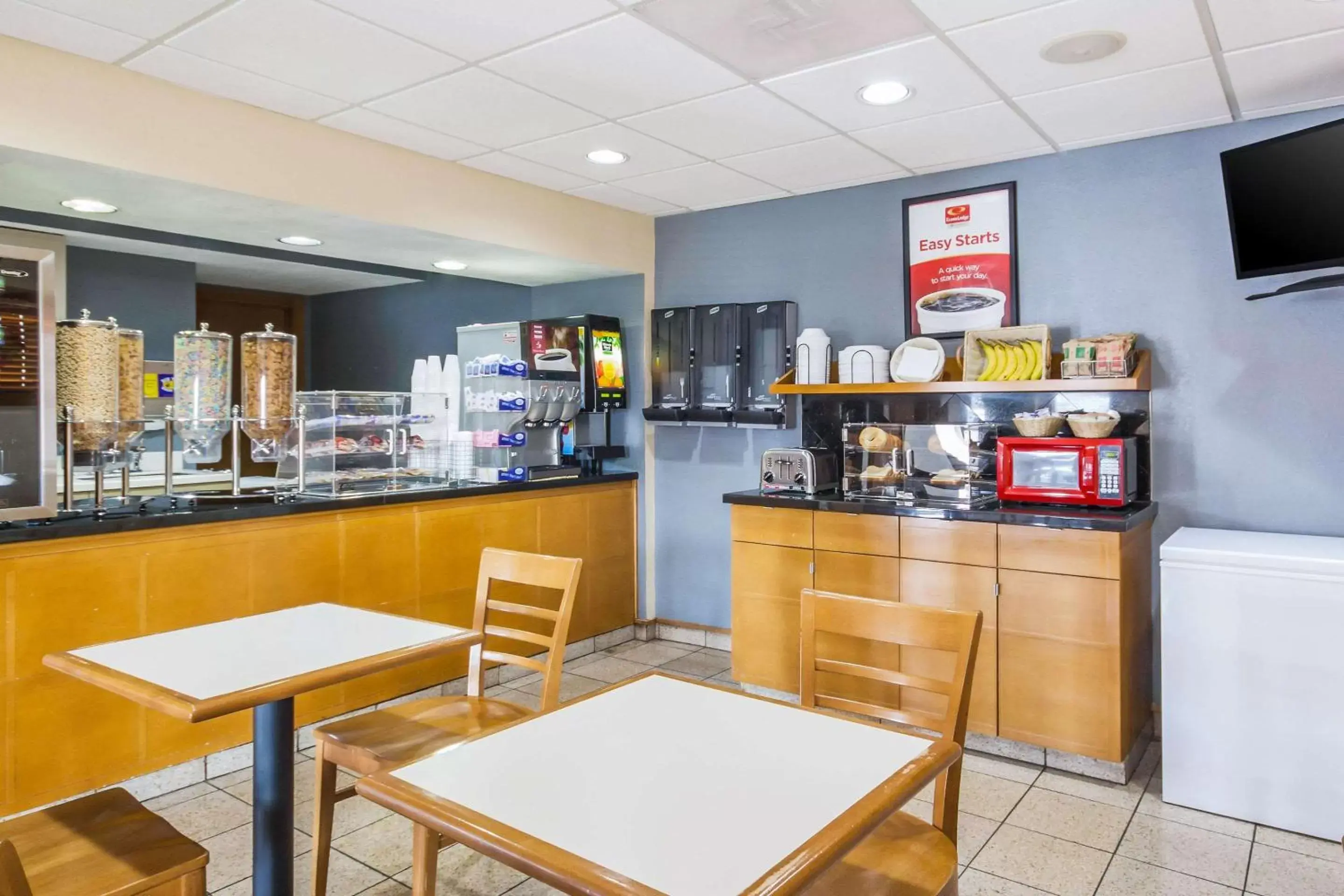 Restaurant/Places to Eat in Econo Lodge Inn & Suites I-35 at Shawnee Mission