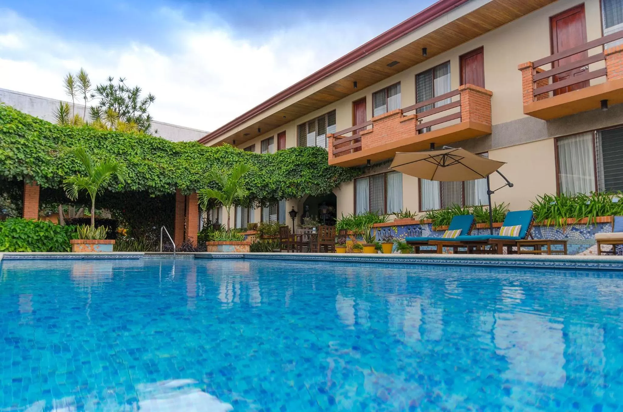 Swimming pool in La Sabana Hotel Suites Apartments